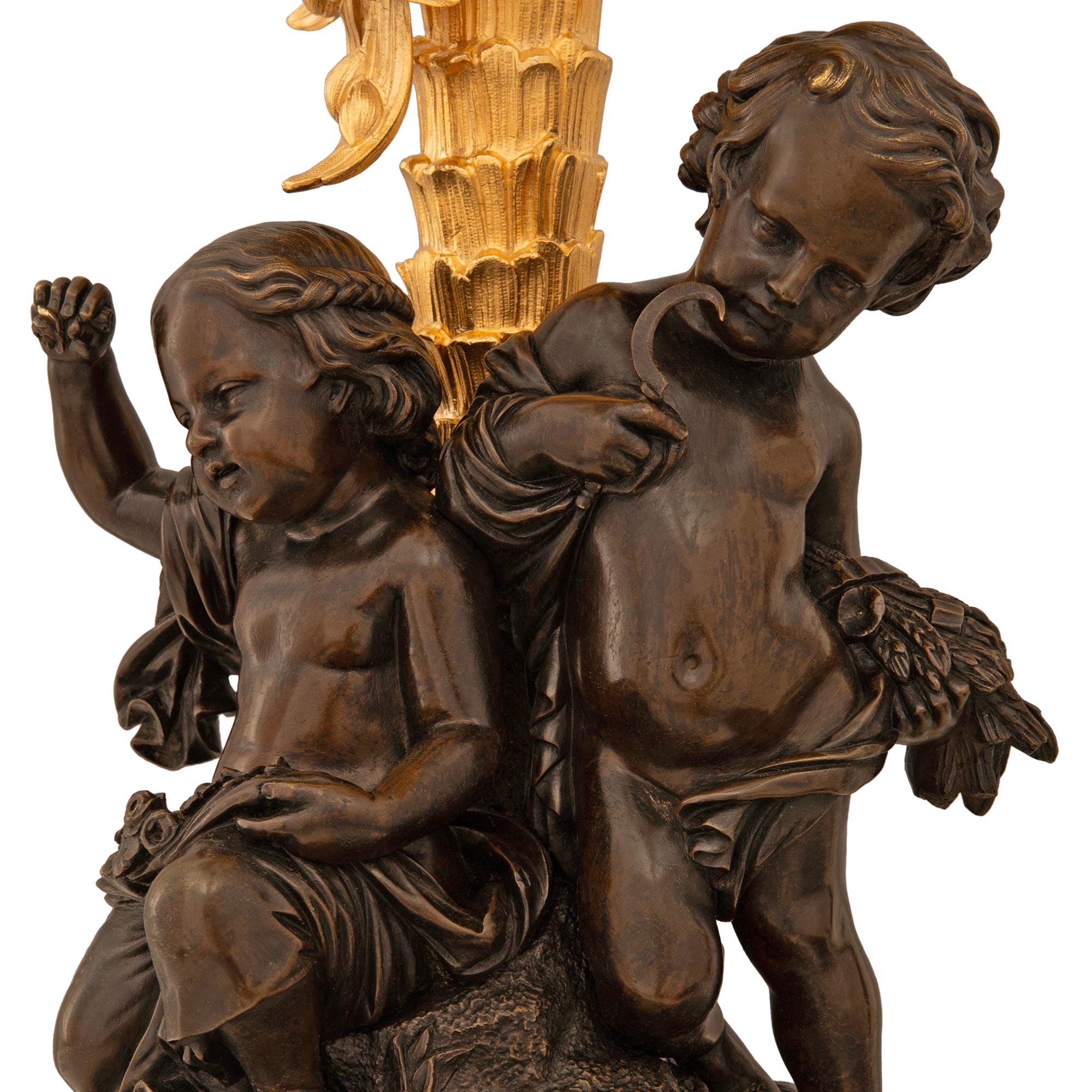 Coppia di candelabri francesi del XIX secolo in bronzo patinato Luigi XV e Ormolu in vendita 1