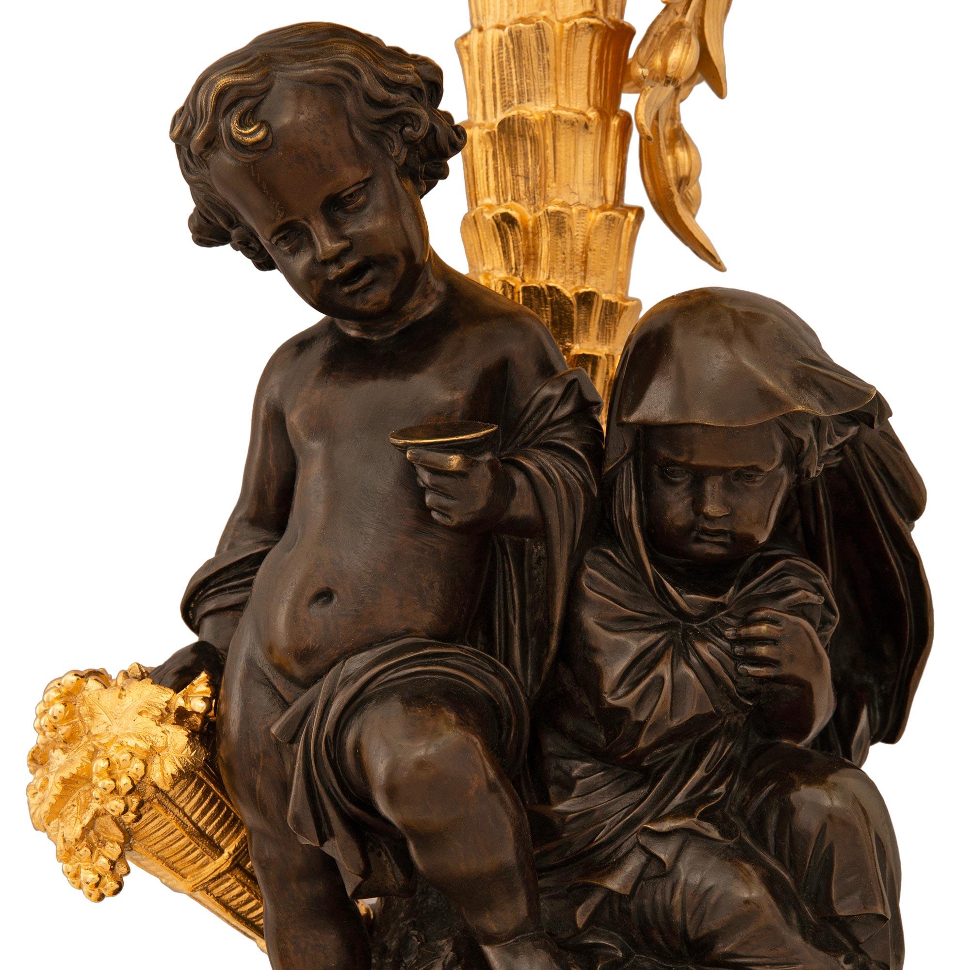 Coppia di candelabri francesi del XIX secolo in bronzo patinato Luigi XV e Ormolu in vendita 2