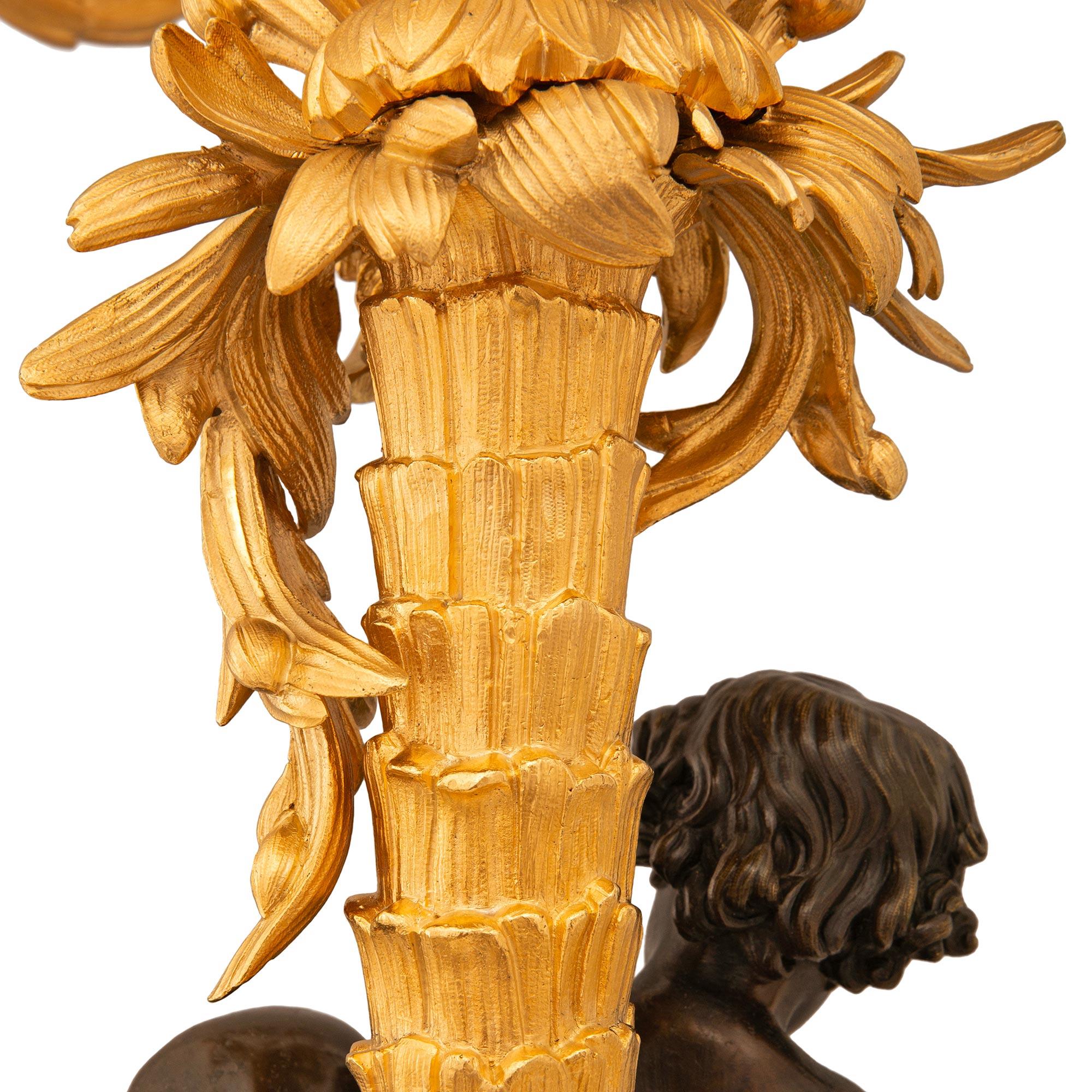 Coppia di candelabri francesi del XIX secolo in bronzo patinato Luigi XV e Ormolu in vendita 3