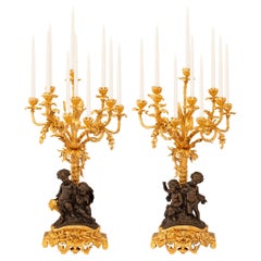 Pareja de candelabros franceses del siglo XIX de bronce patinado y ormolu de estilo Luis XV