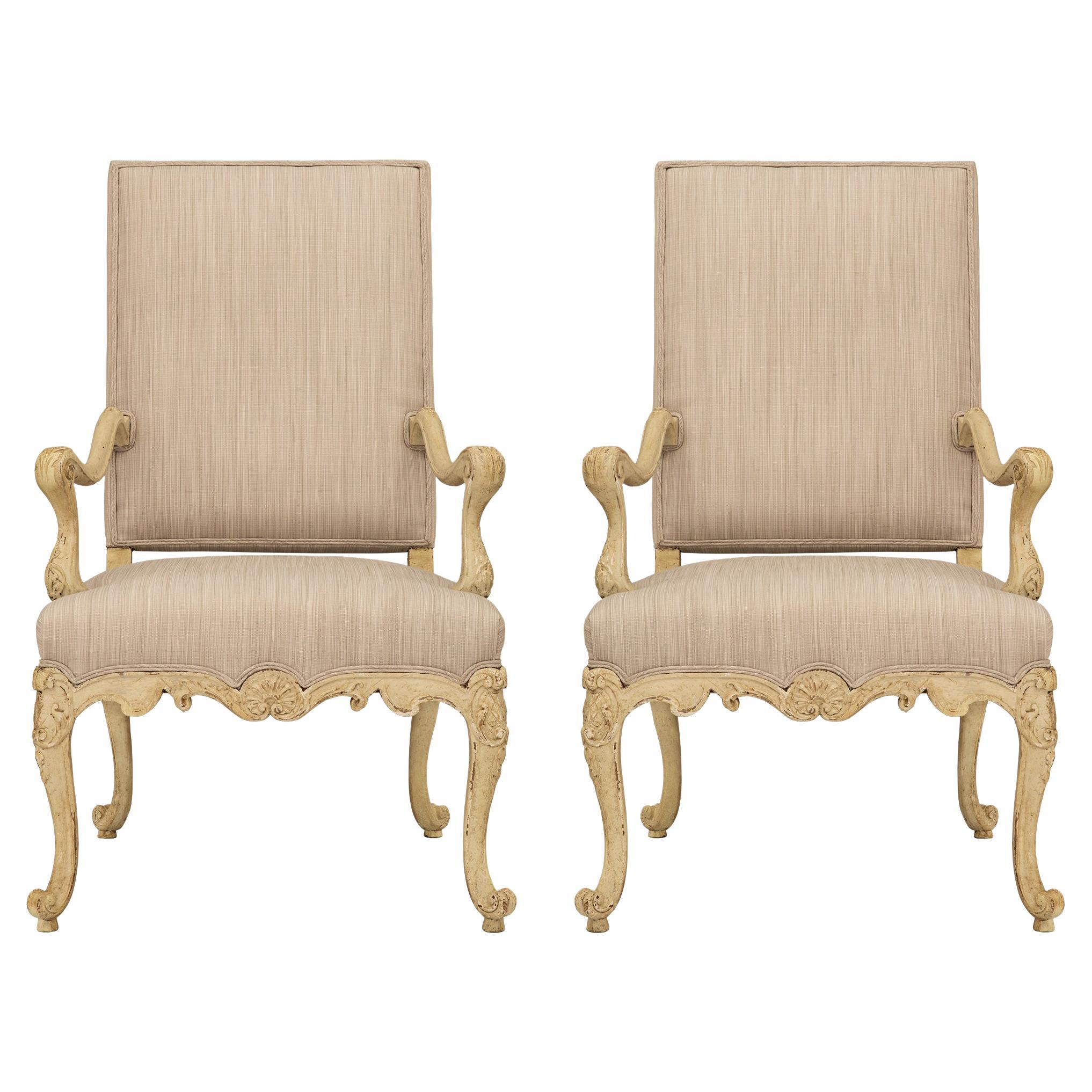 Paire de fauteuils français du 19ème siècle en bois patiné de style Louis XV