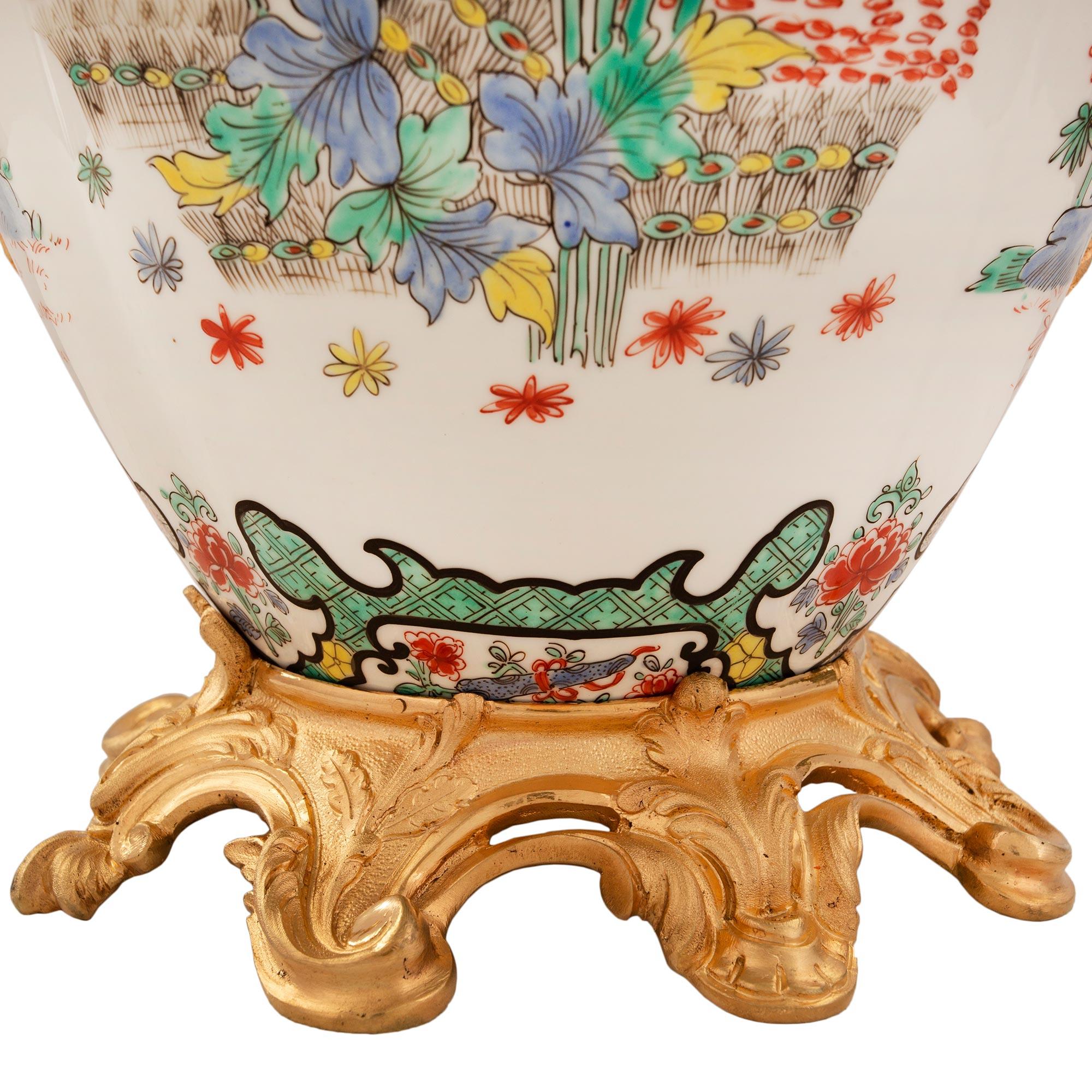 Paar französische Urnen mit Deckel aus Porzellan und Goldbronze im Stil Louis XV. des 19. Jahrhunderts im Angebot 2