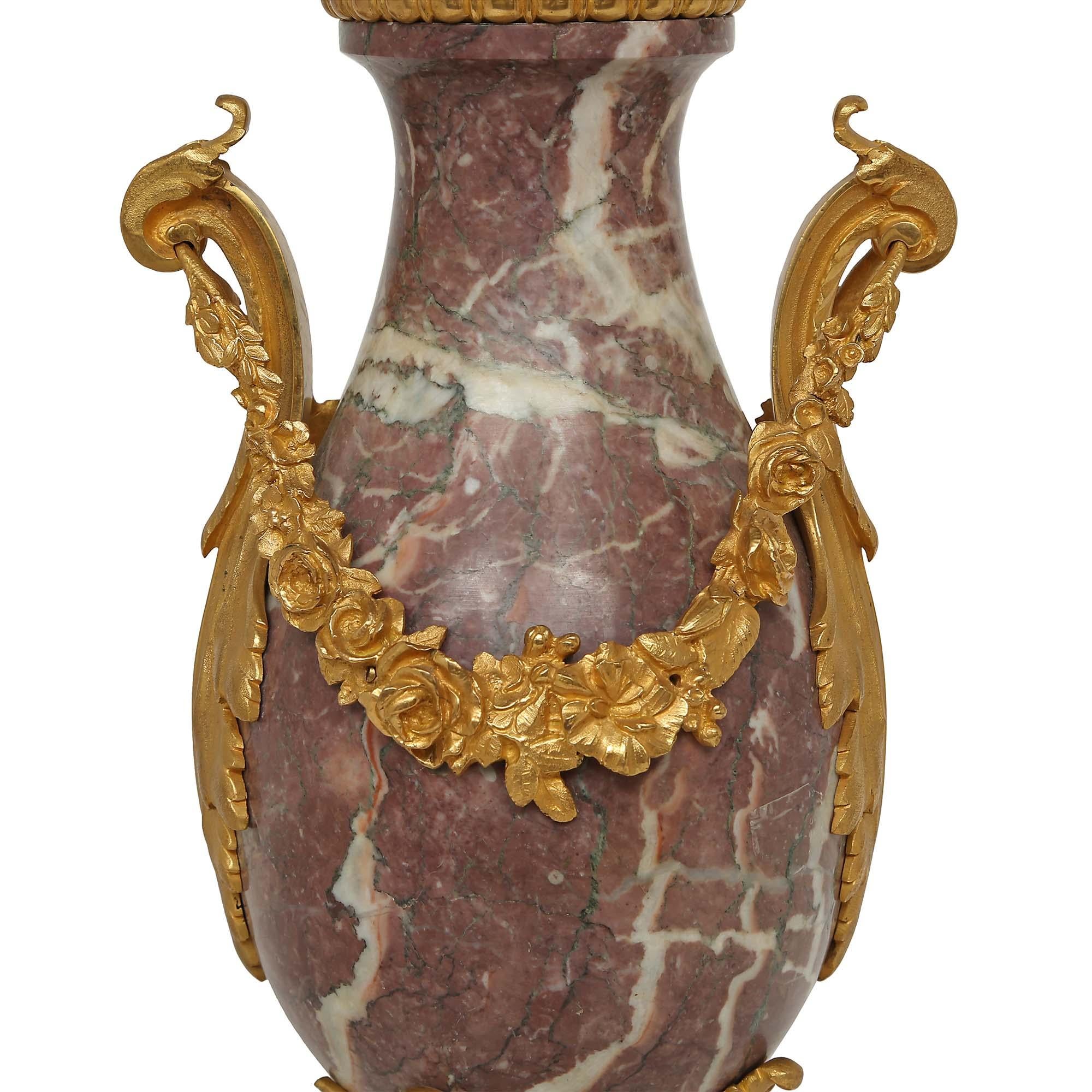 Paar französische St. Rouge Royale-Kaskasoletten im Louis XV-Stil des 19. Jahrhunderts (Goldbronze) im Angebot