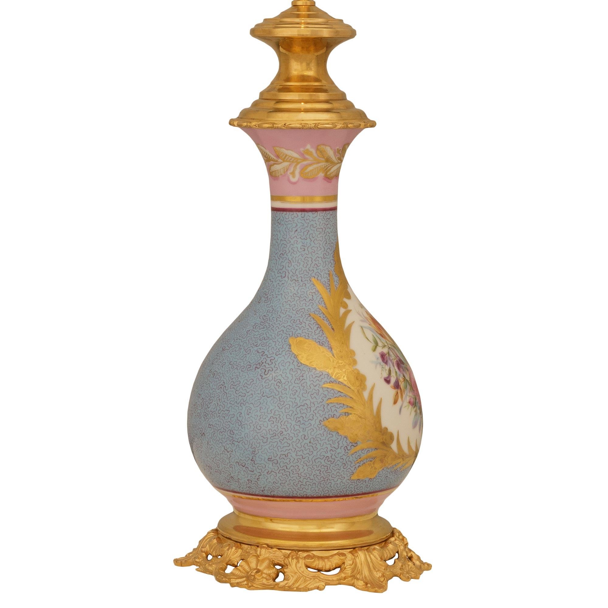 coppia di lampade francesi del XIX secolo in porcellana Luigi XV st. Sévres e ormeggio In condizioni buone in vendita a West Palm Beach, FL