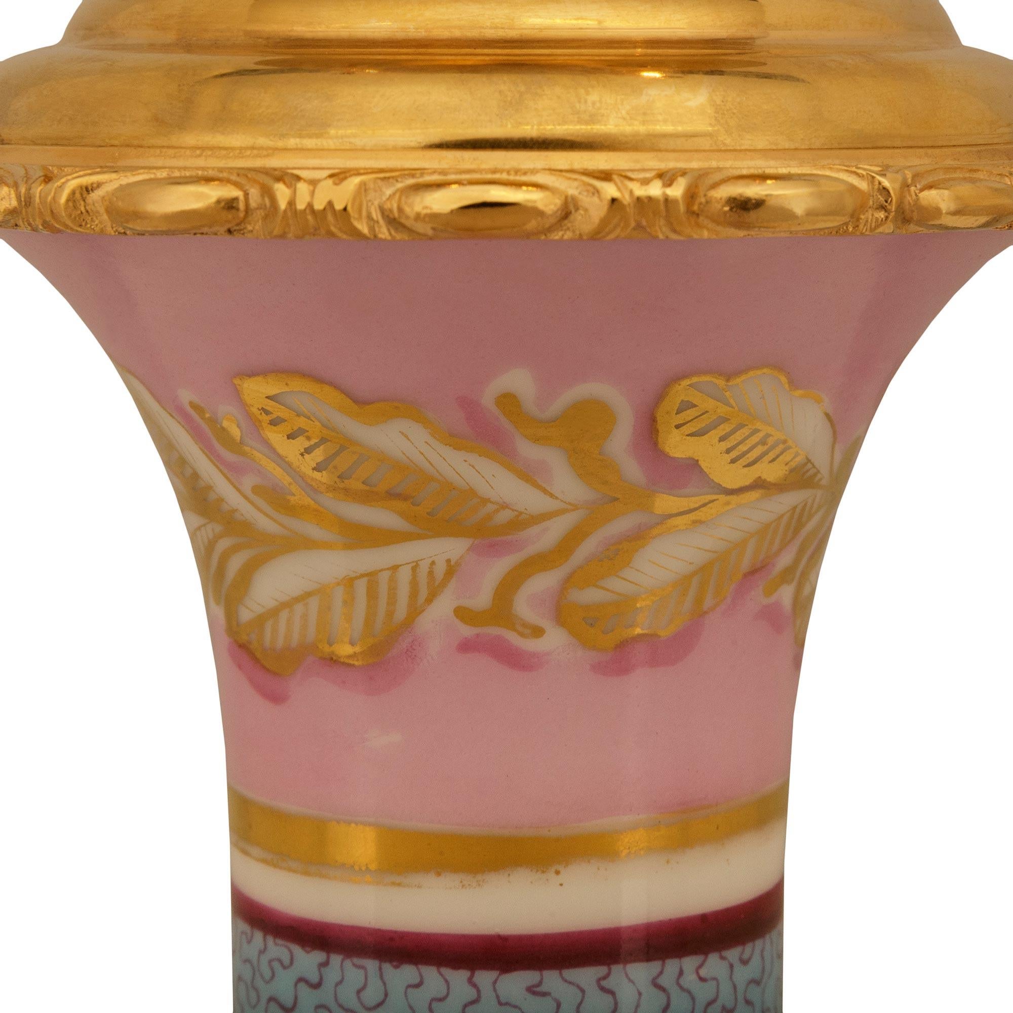 Porcellana coppia di lampade francesi del XIX secolo in porcellana Luigi XV st. Sévres e ormeggio in vendita
