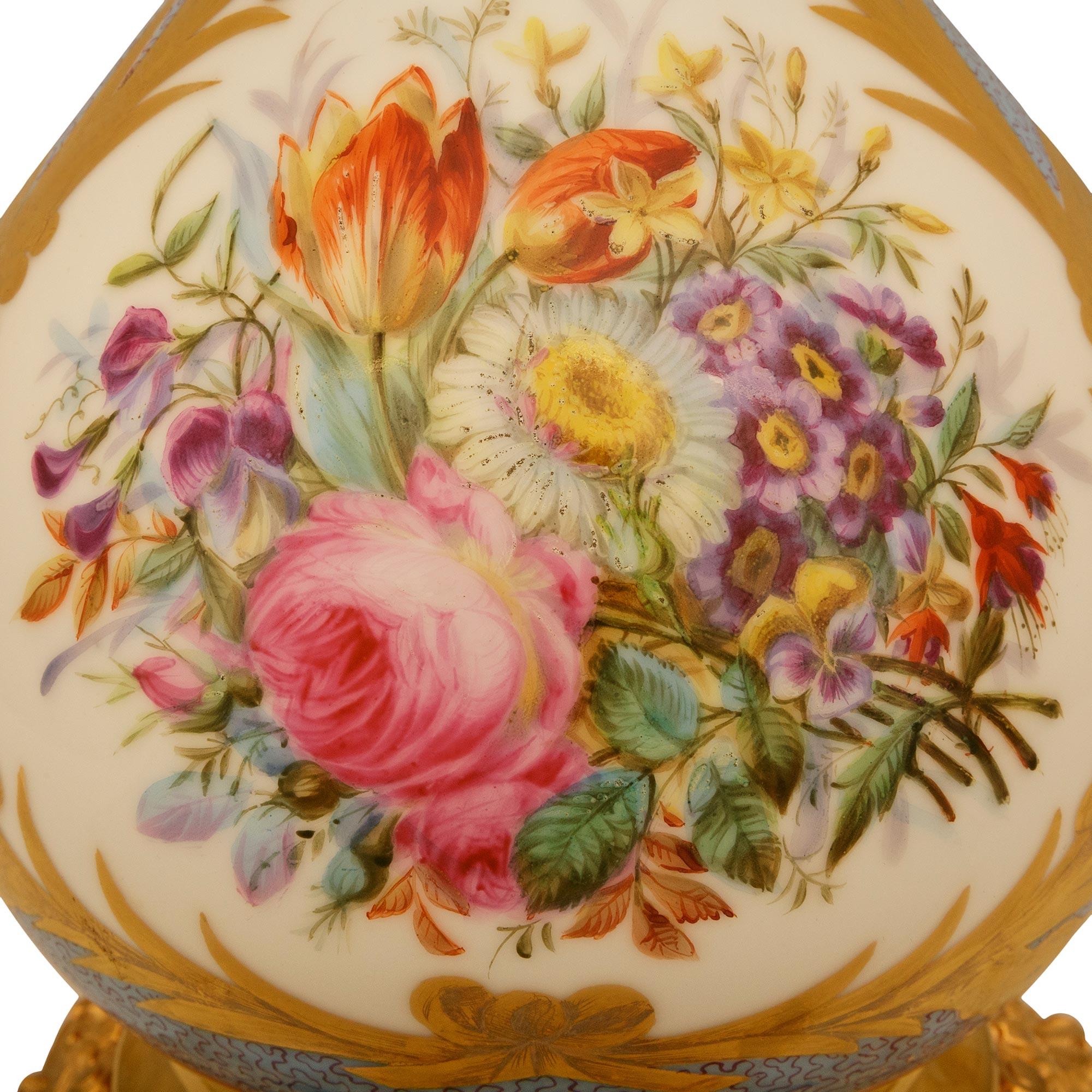 coppia di lampade francesi del XIX secolo in porcellana Luigi XV st. Sévres e ormeggio in vendita 1