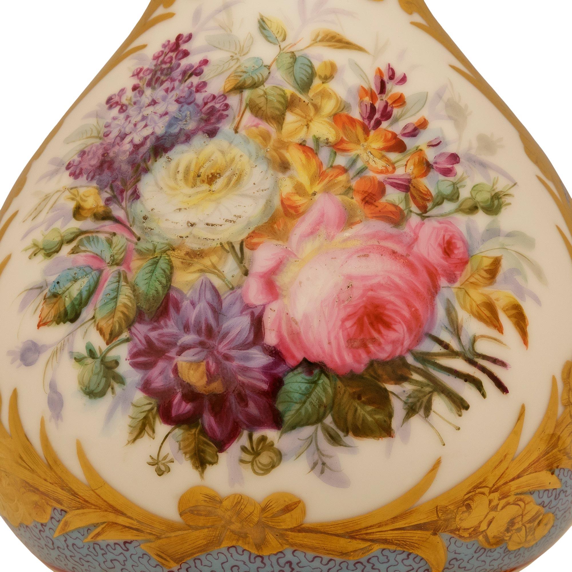 coppia di lampade francesi del XIX secolo in porcellana Luigi XV st. Sévres e ormeggio in vendita 2