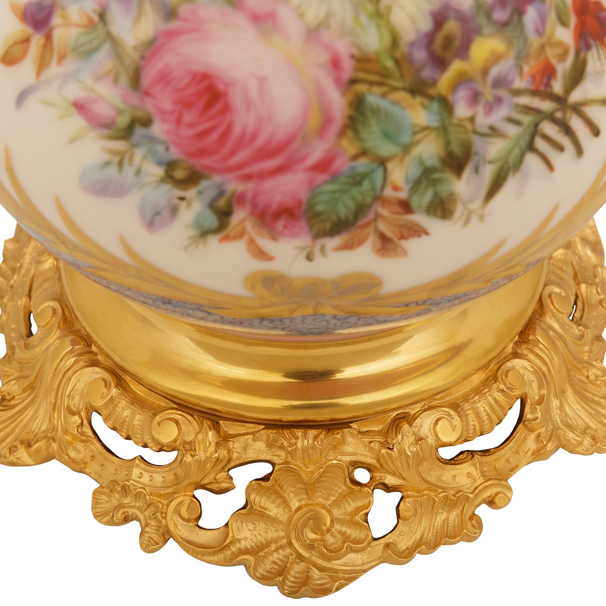coppia di lampade francesi del XIX secolo in porcellana Luigi XV st. Sévres e ormeggio in vendita 3