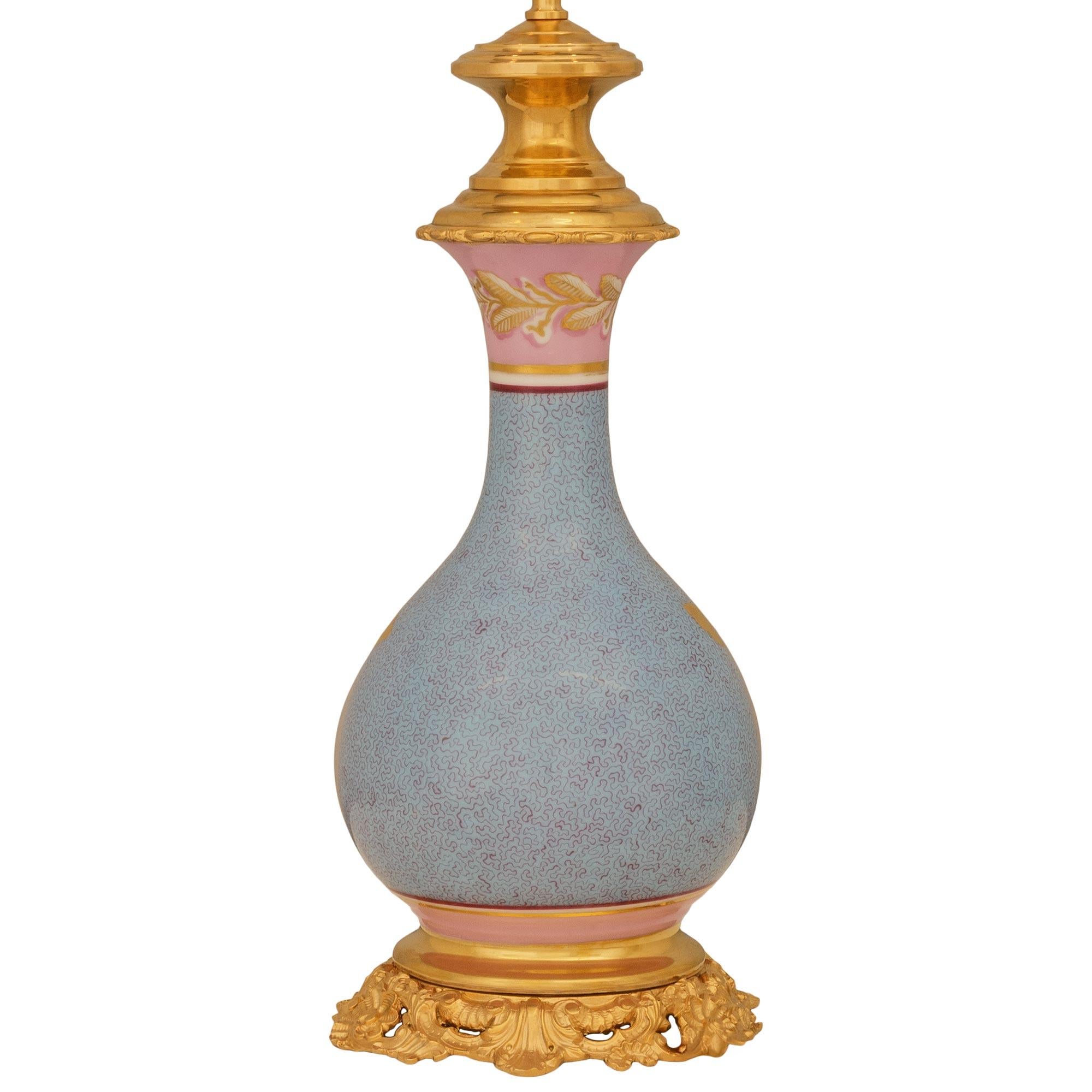 coppia di lampade francesi del XIX secolo in porcellana Luigi XV st. Sévres e ormeggio in vendita 4