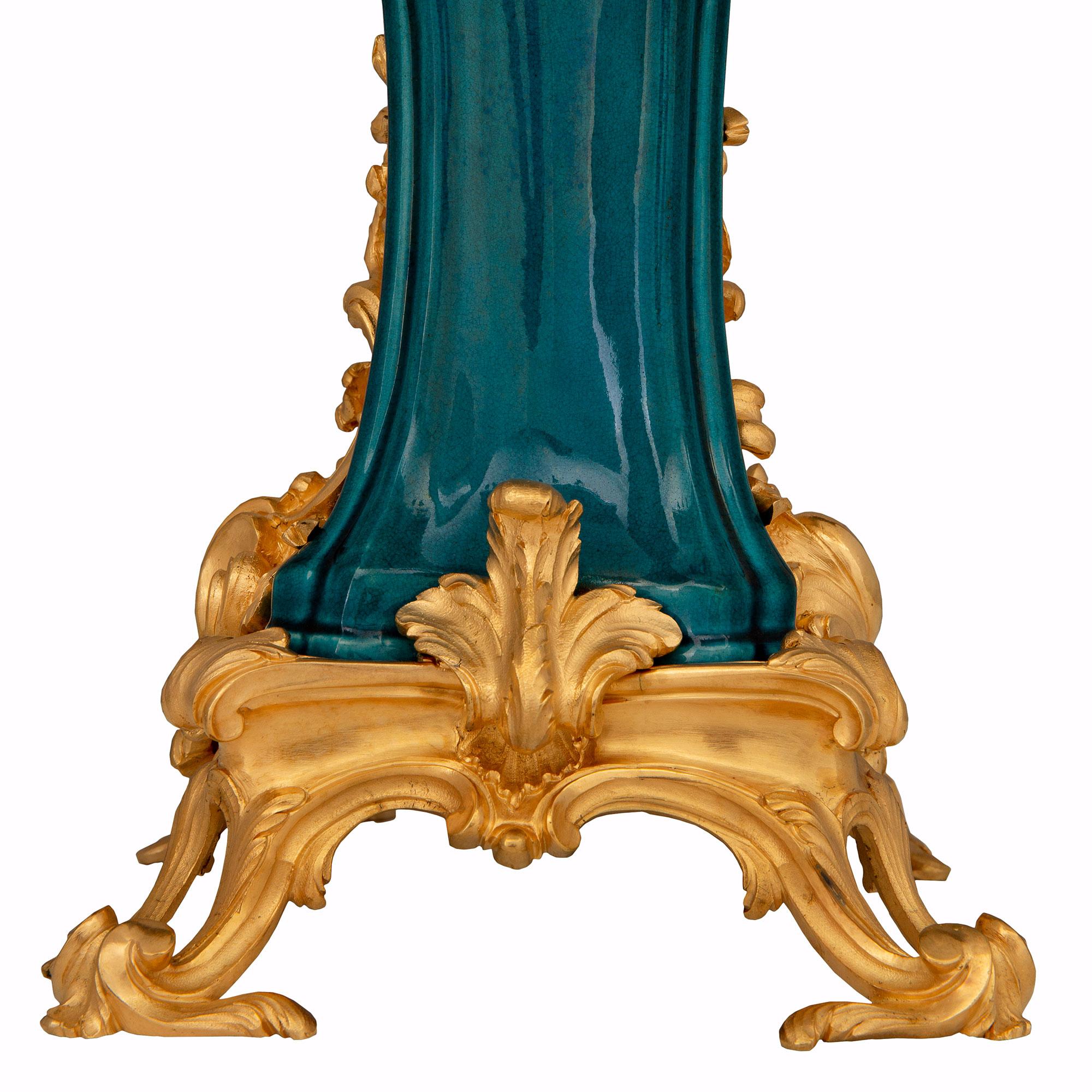 Paire de vases français de style Louis XV du XIXe siècle de la période Belle Époque en vente 2