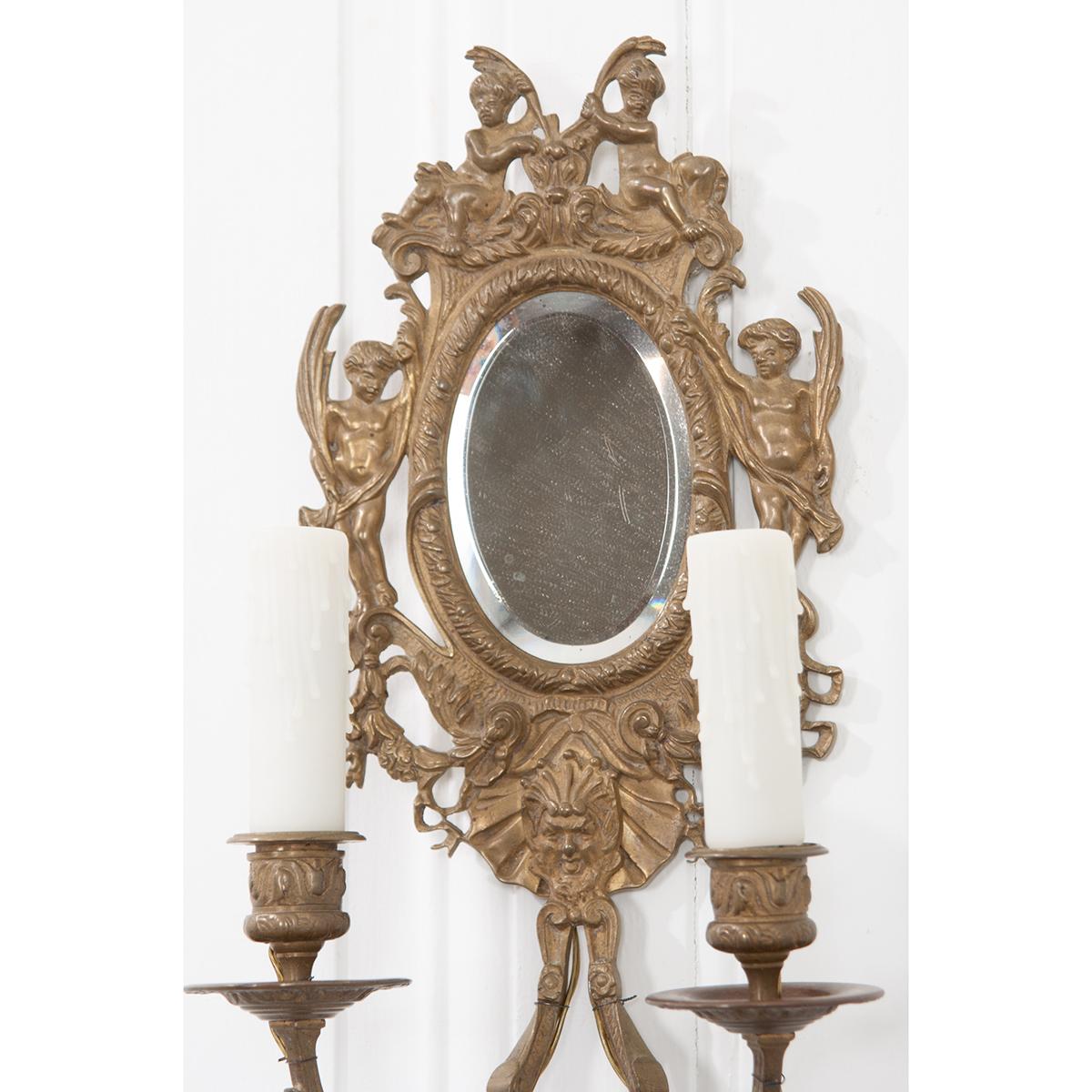 Français Paire d'appliques de style Louis XV du 19ème siècle en laiton et miroir en vente