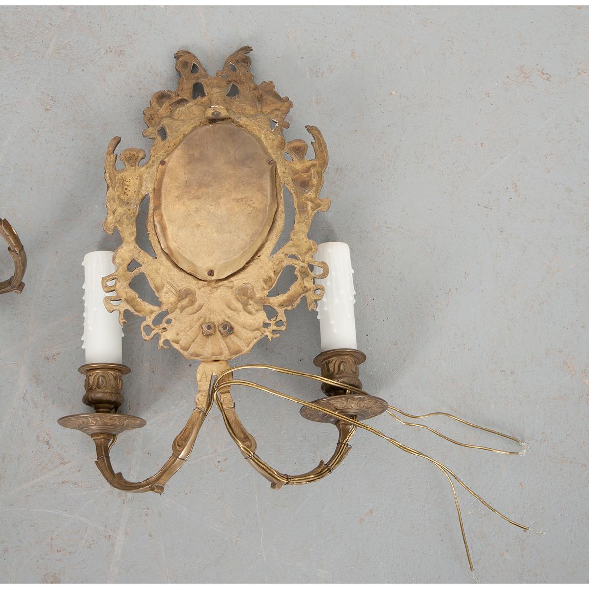 Paire d'appliques de style Louis XV du 19ème siècle en laiton et miroir en vente 2