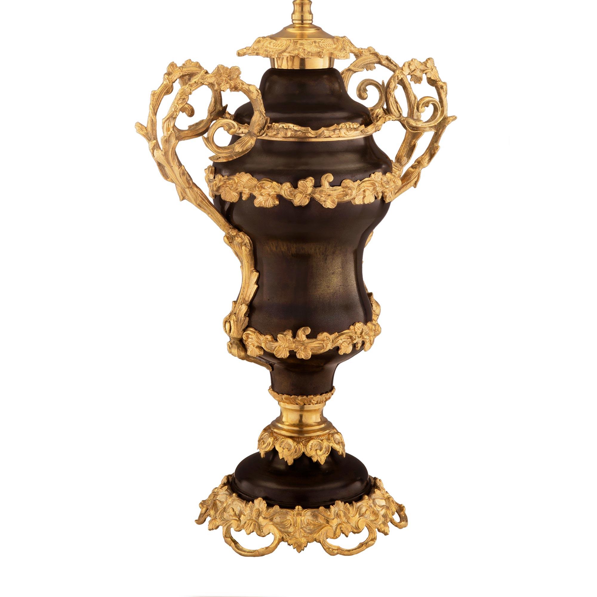 Paar französische Bronze- und Goldbronze-Lampen im Louis-XV-Stil des 19. Jahrhunderts (Louis XV.) im Angebot
