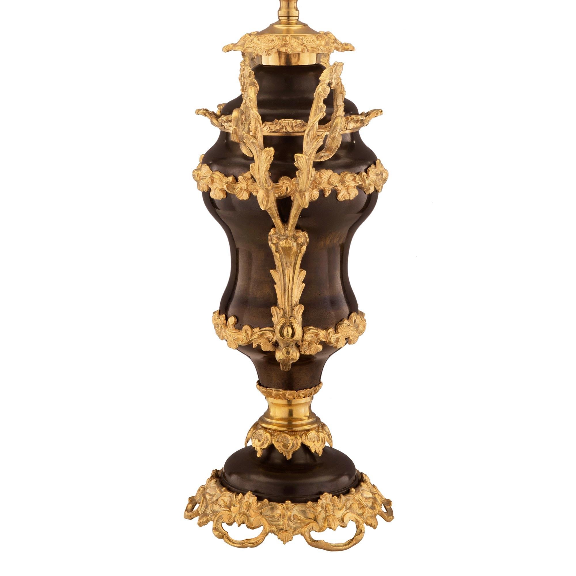Paar französische Bronze- und Goldbronze-Lampen im Louis-XV-Stil des 19. Jahrhunderts (Französisch) im Angebot