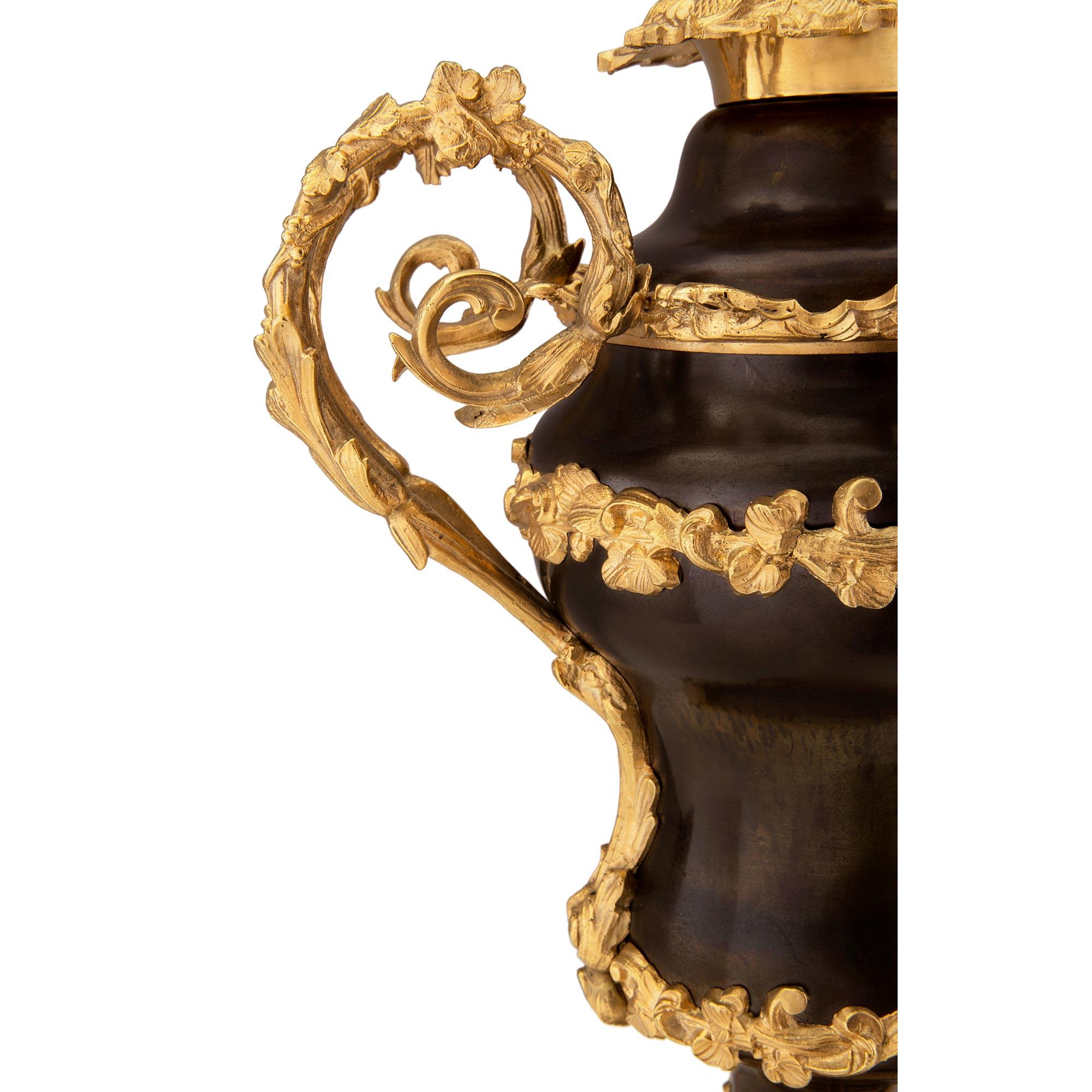 Paar französische Bronze- und Goldbronze-Lampen im Louis-XV-Stil des 19. Jahrhunderts im Zustand „Gut“ im Angebot in West Palm Beach, FL