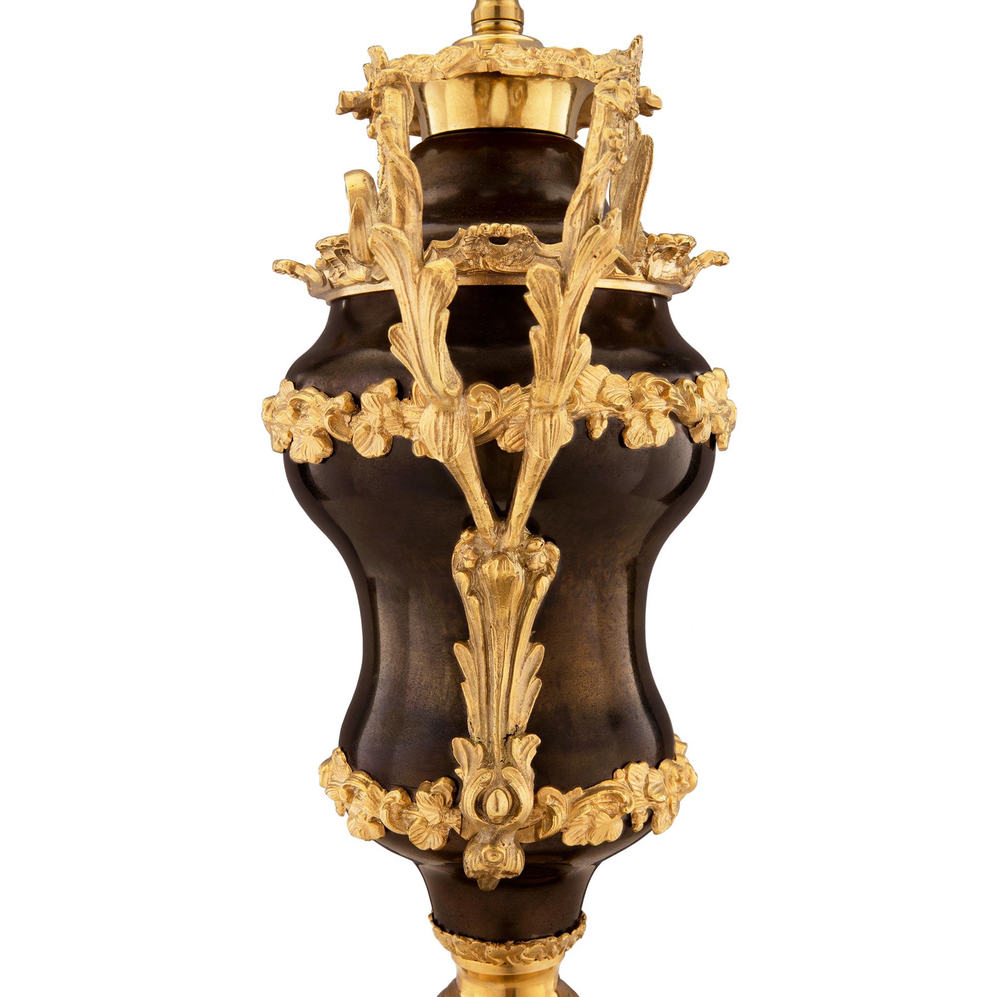 Paar französische Bronze- und Goldbronze-Lampen im Louis-XV-Stil des 19. Jahrhunderts im Angebot 1