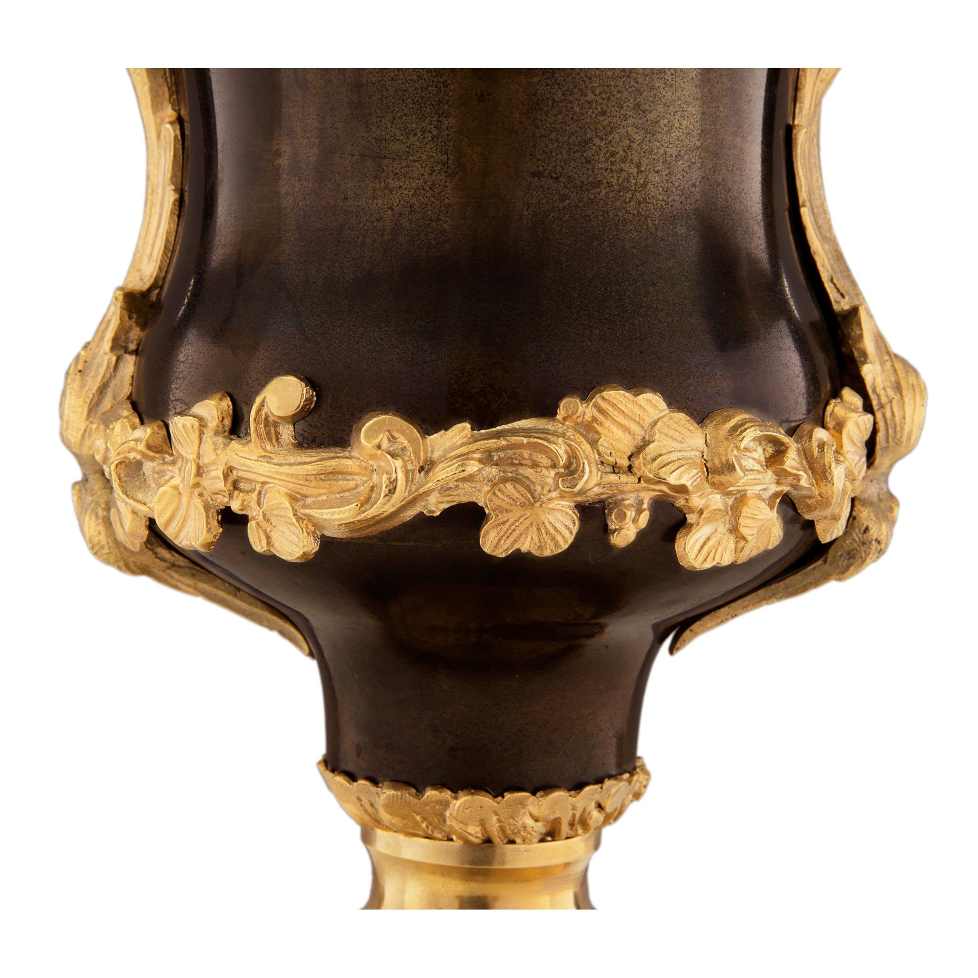 Paar französische Bronze- und Goldbronze-Lampen im Louis-XV-Stil des 19. Jahrhunderts im Angebot 2
