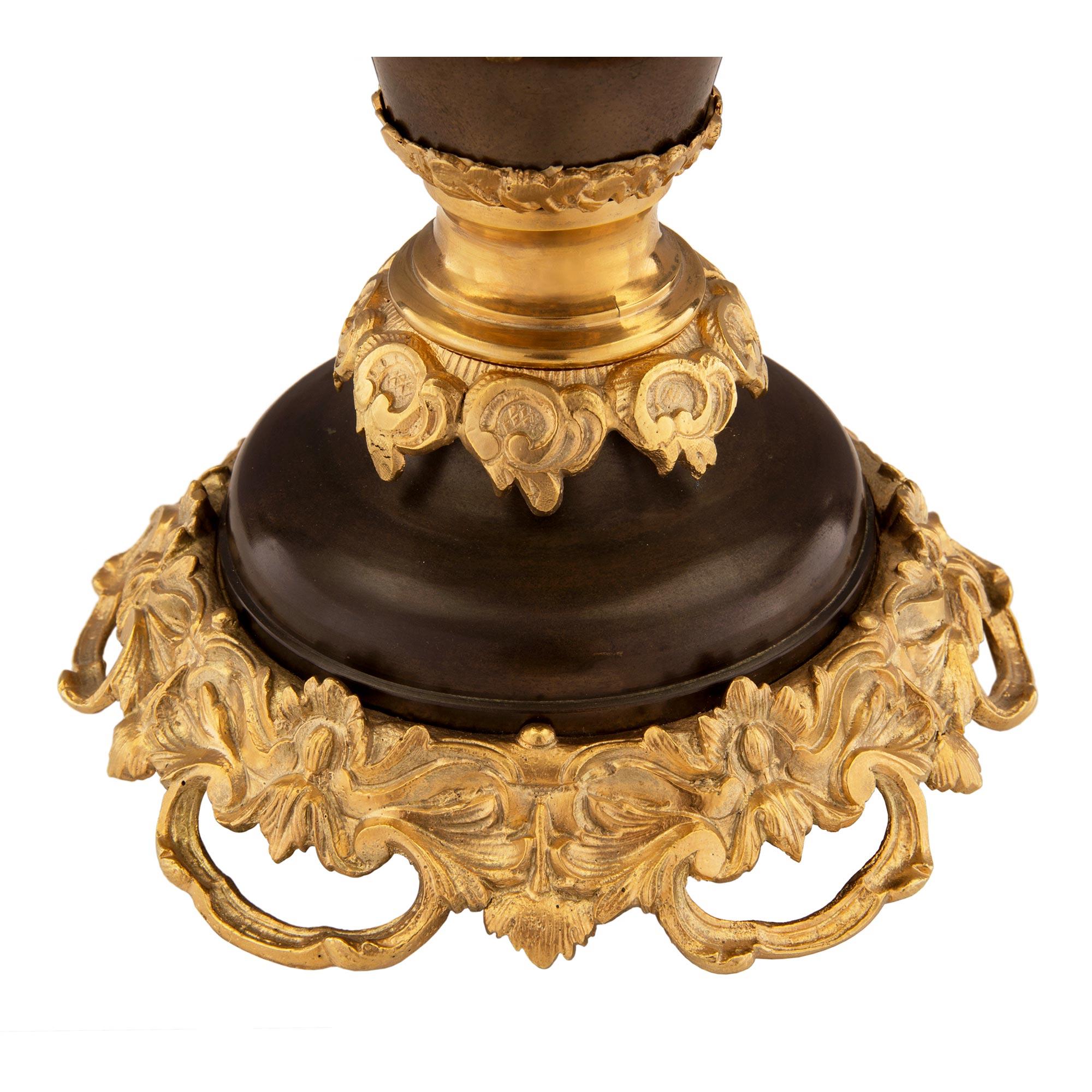 Paar französische Bronze- und Goldbronze-Lampen im Louis-XV-Stil des 19. Jahrhunderts im Angebot 3