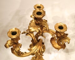 Pareja de relojes franceses del siglo XIX estilo Luis XV  Candelabros de bronce dorado