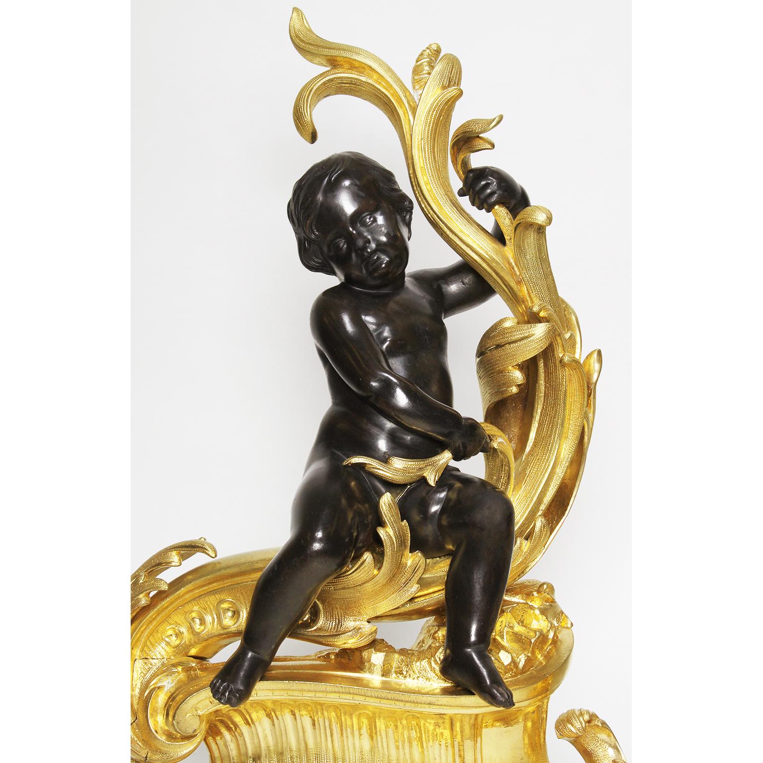 Doré Paire de chenets français de style Louis XV du 19ème siècle en bronze doré avec enfants en vente