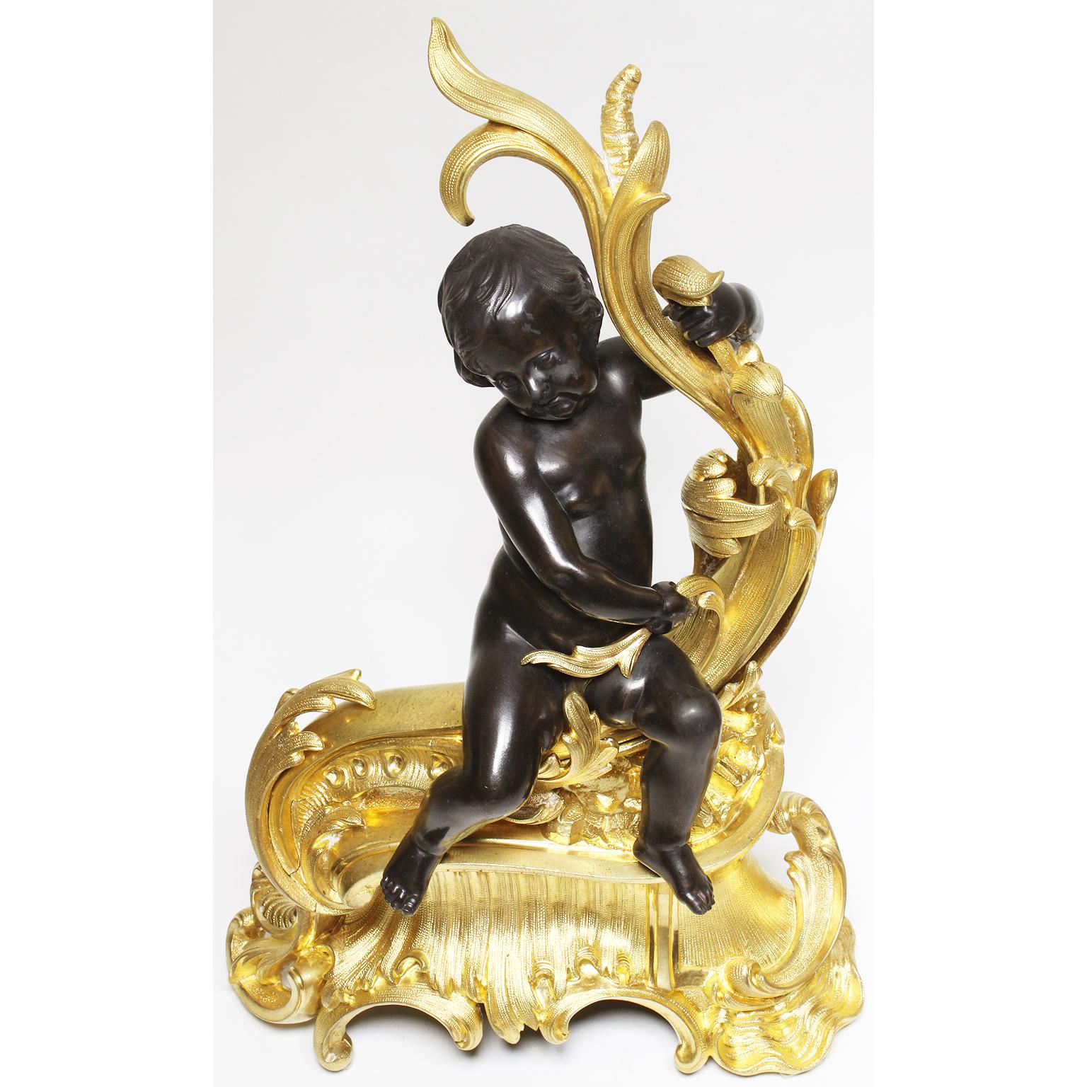 XIXe siècle Paire de chenets français de style Louis XV du 19ème siècle en bronze doré avec enfants en vente