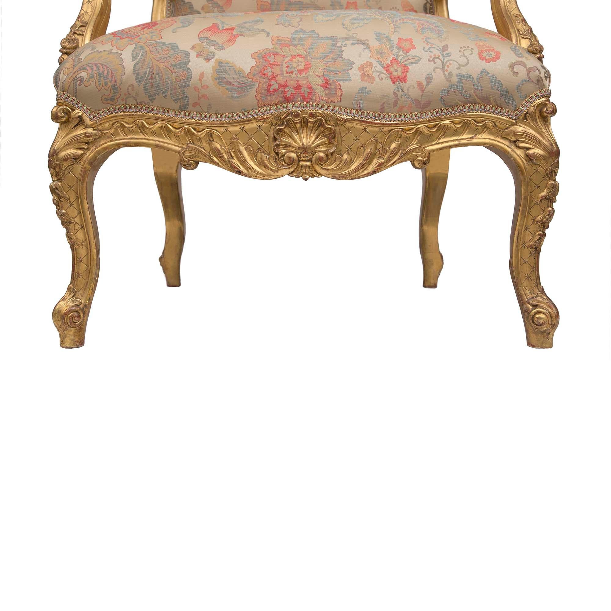 Coppia di poltrone francesi del XIX secolo in stile Luigi XV con schienale alto in legno dorato in vendita 2