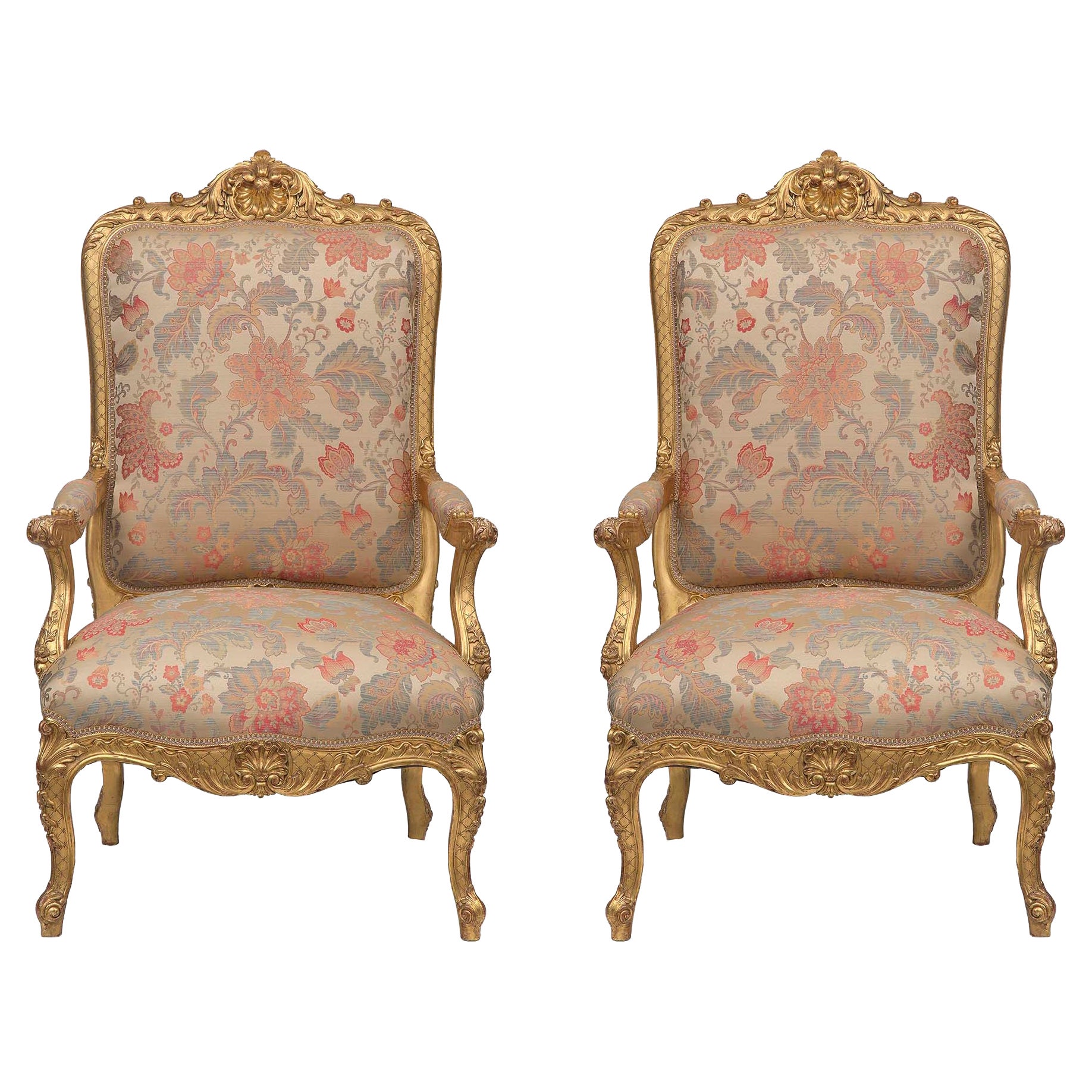 Paire de fauteuils à haut dossier en bois doré de style Louis XV du 19ème siècle français
