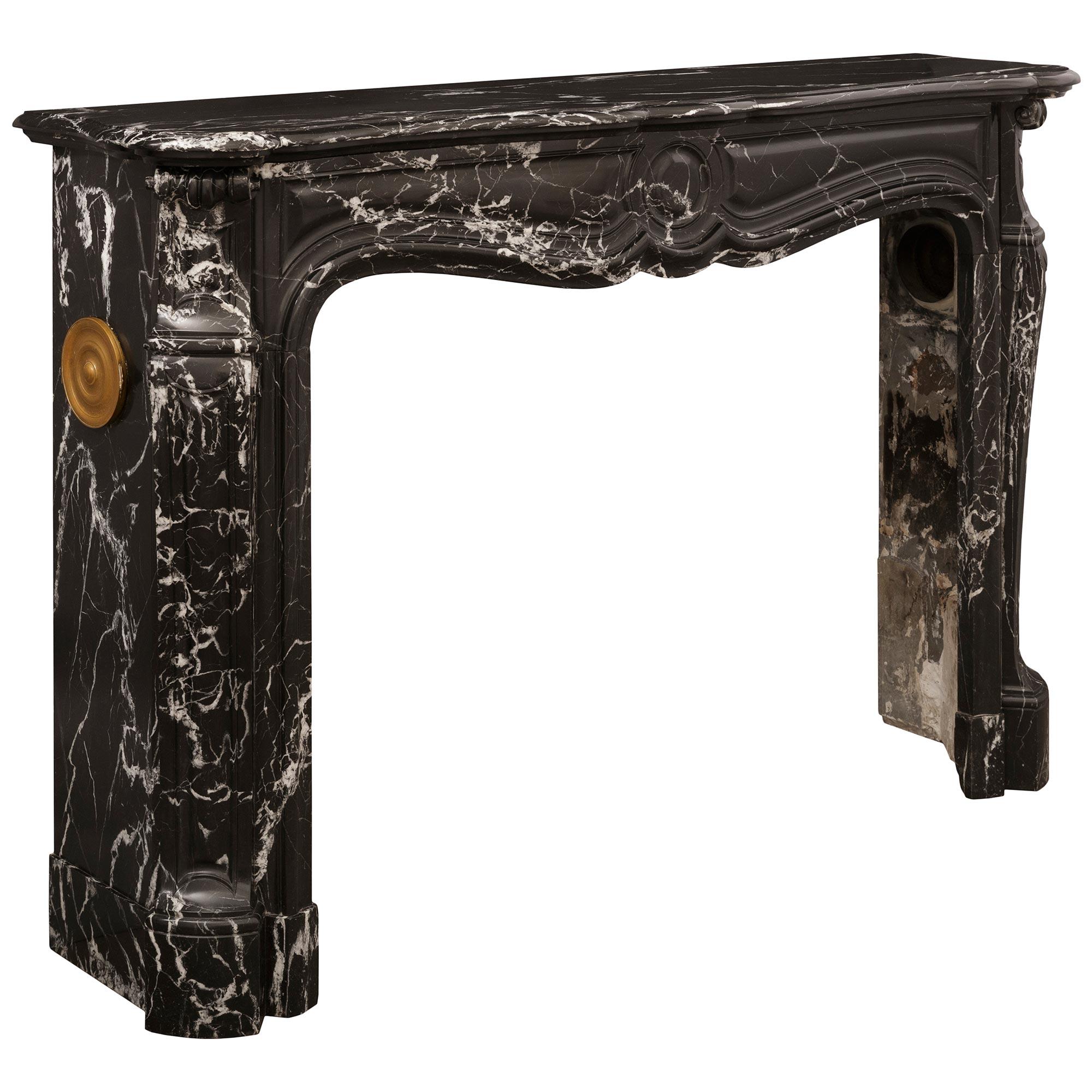 Francese Coppia di mantiglie in marmo antico del XIX secolo in stile Luigi XV in vendita