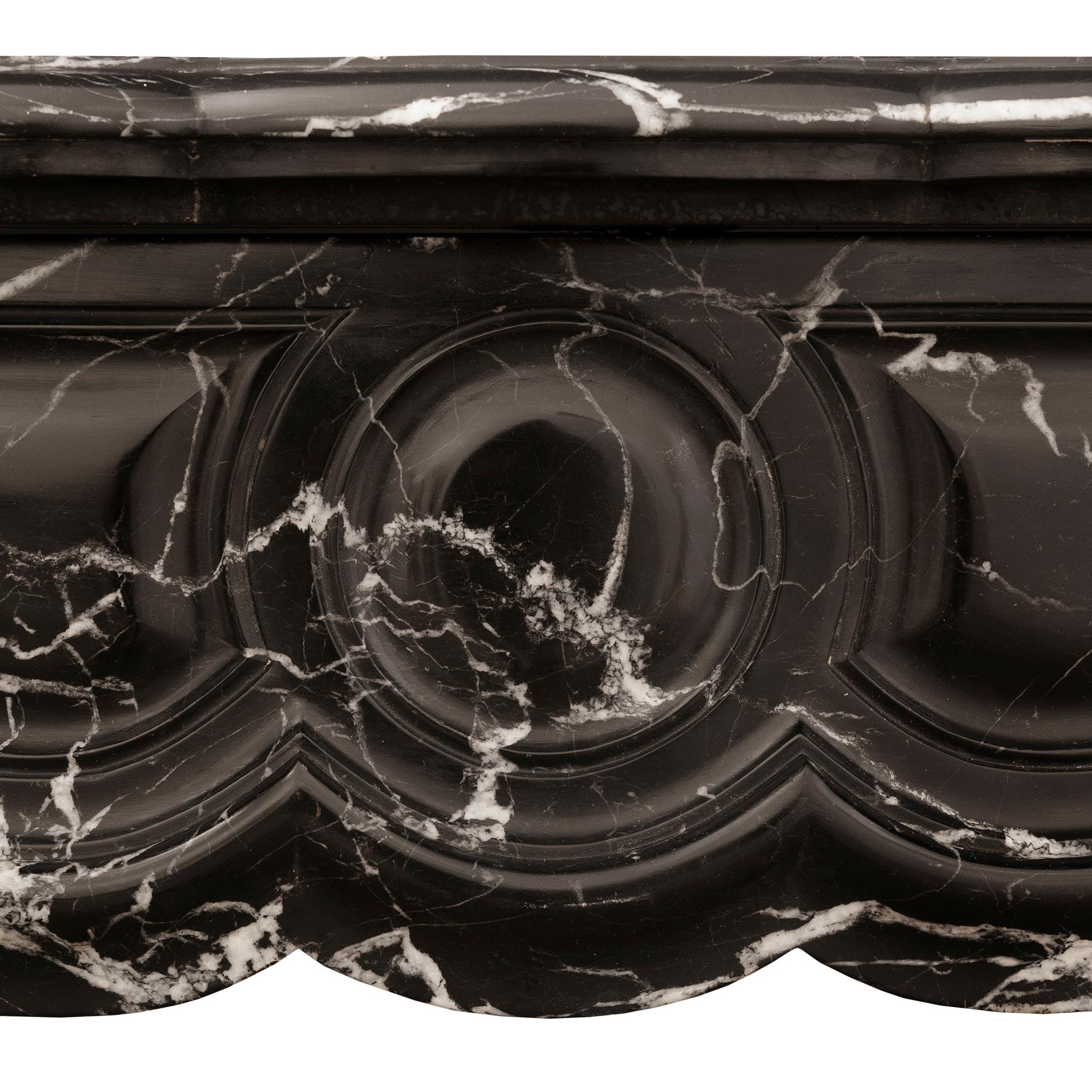 Marmo Coppia di mantiglie in marmo antico del XIX secolo in stile Luigi XV in vendita