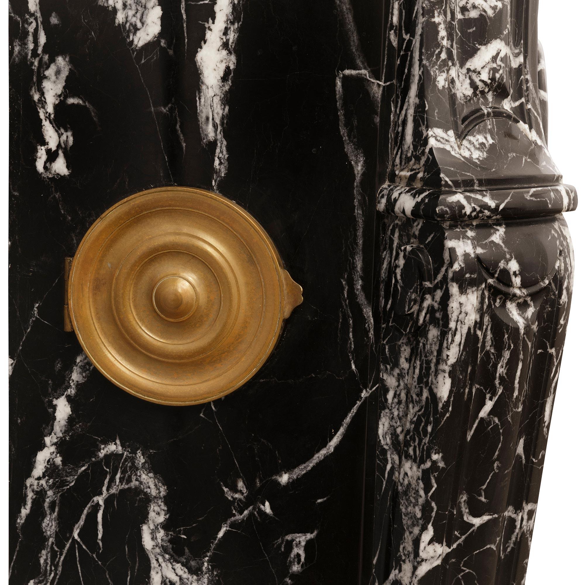 Coppia di mantiglie in marmo antico del XIX secolo in stile Luigi XV in vendita 1