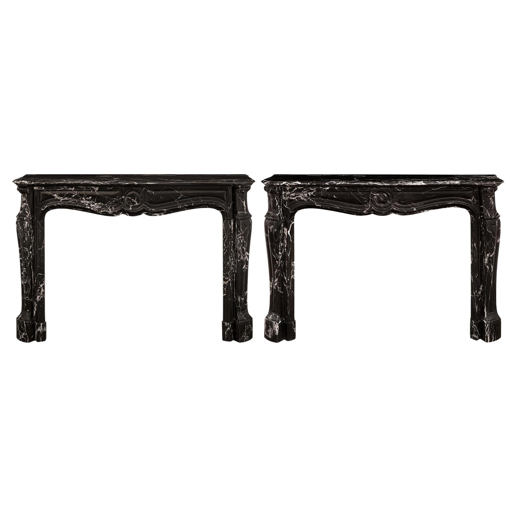 Coppia di mantiglie in marmo antico del XIX secolo in stile Luigi XV