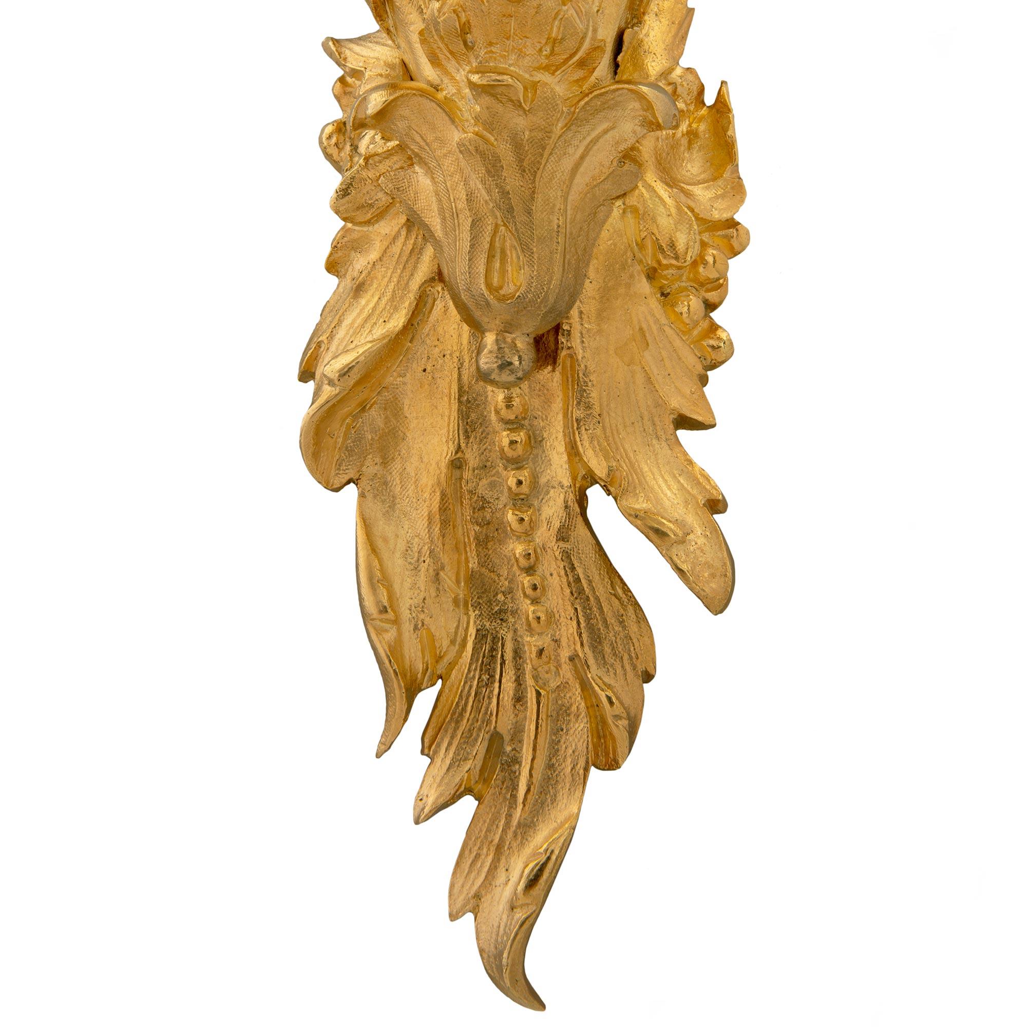 Bronze doré Paire d'appliques à trois bras en bronze doré de style Louis XV du XIXe siècle français en vente