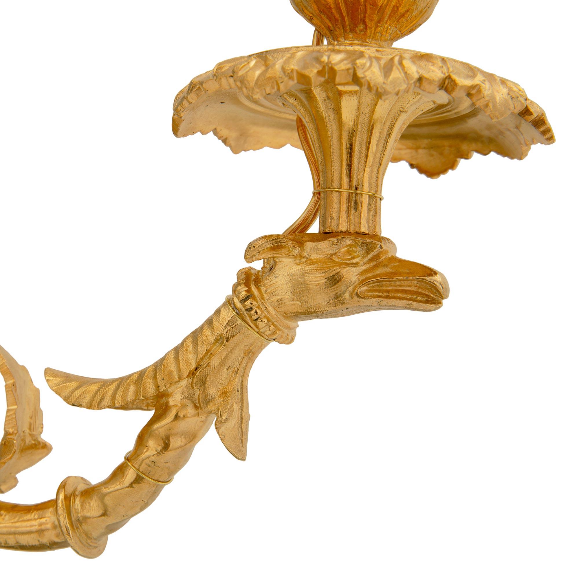 Paire d'appliques à trois bras en bronze doré de style Louis XV du XIXe siècle français en vente 1