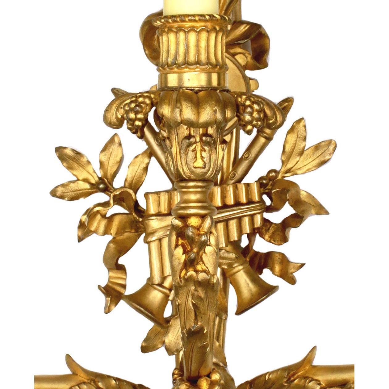 Paire d'Appliques Murales Françaises de Style Louis XV du 19ème Siècle à Trois Lumières en Bronze Doré en vente 1