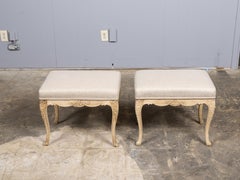 Paar französische Nussbaumhocker im Louis-XV-Stil des 19. Jahrhunderts mit geschnitzten Schürzen