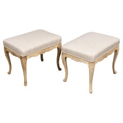Paar französische Nussbaumhocker im Louis-XV-Stil des 19. Jahrhunderts mit geschnitzten Schürzen