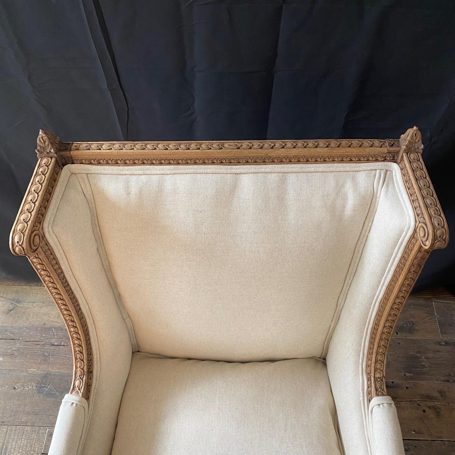  Paire de fauteuils club Louis XVI du 19ème siècle, sculptés de manière complexe en vente 4