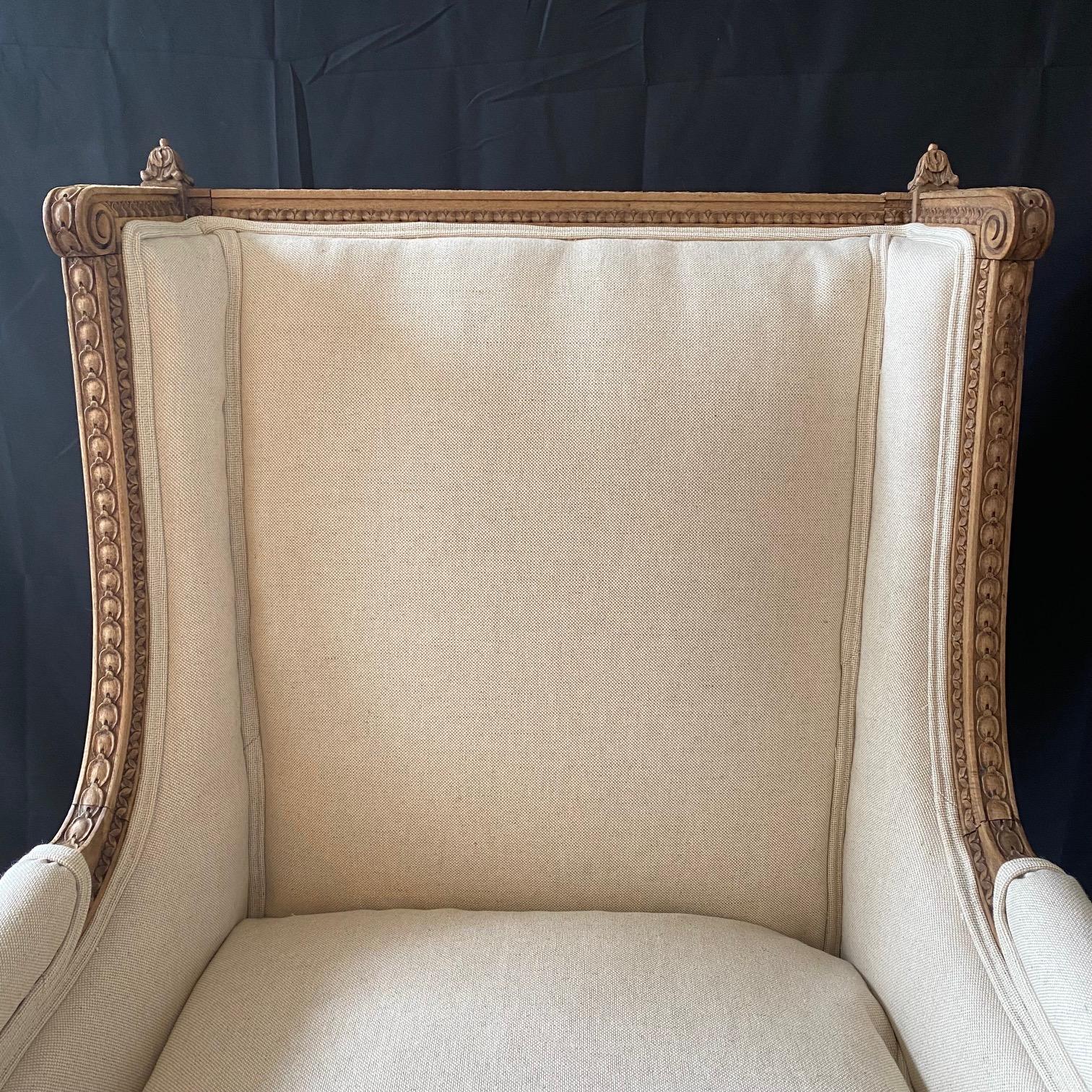  Paire de fauteuils club Louis XVI du 19ème siècle, sculptés de manière complexe en vente 8