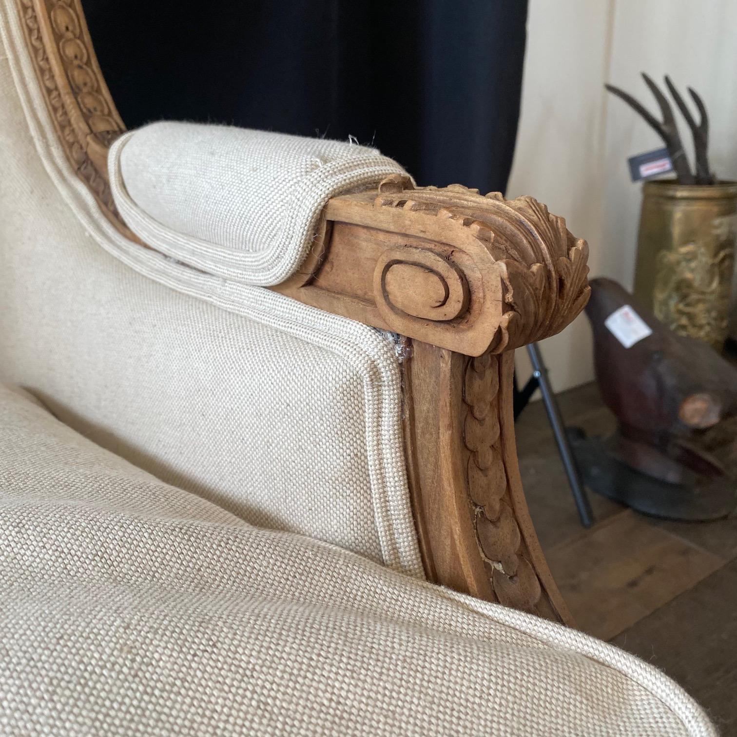 Tissu d'ameublement  Paire de fauteuils club Louis XVI du 19ème siècle, sculptés de manière complexe en vente