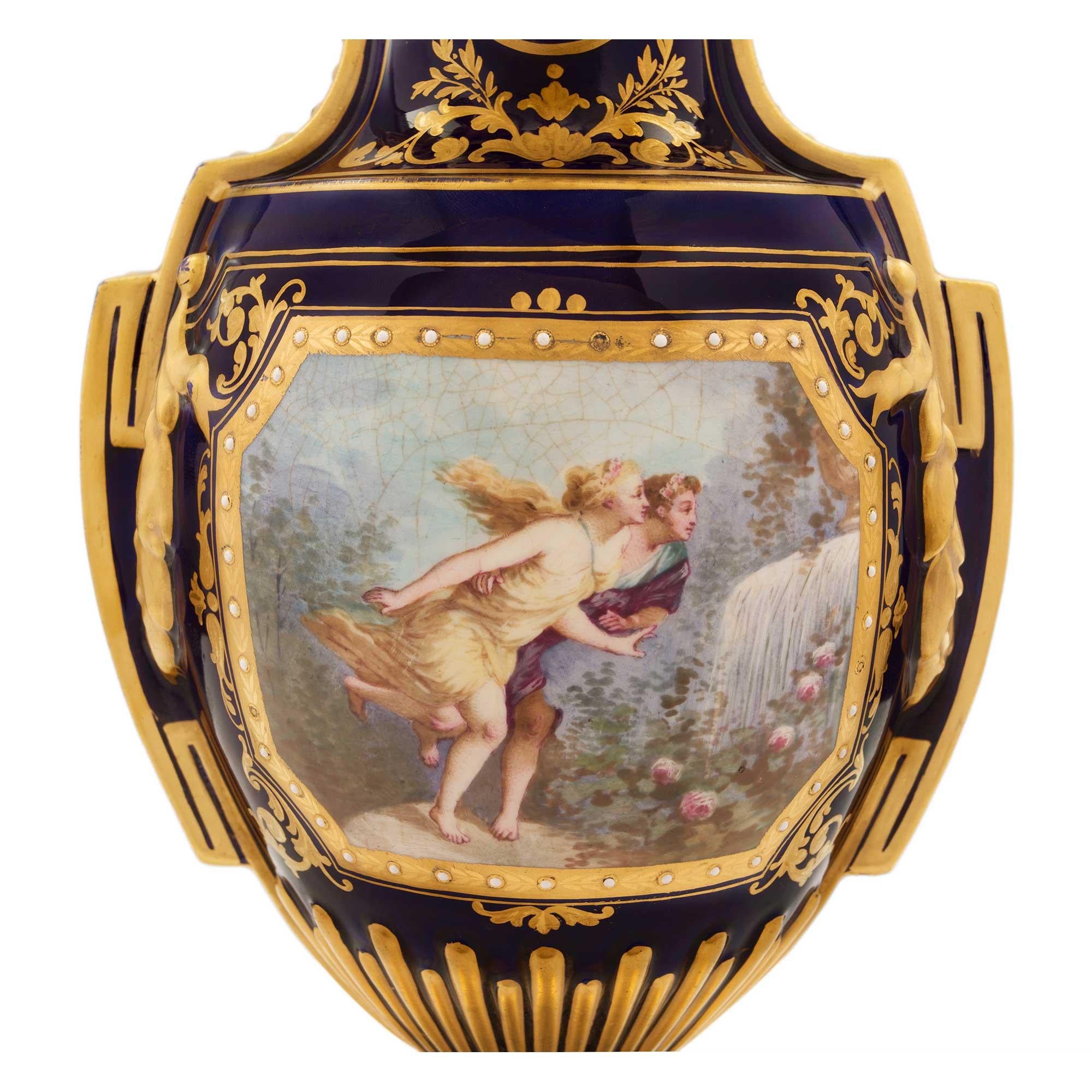 Coppia di candelabri francesi del XIX secolo in porcellana Luigi XVI di Sèvres e ormeggio in vendita 1
