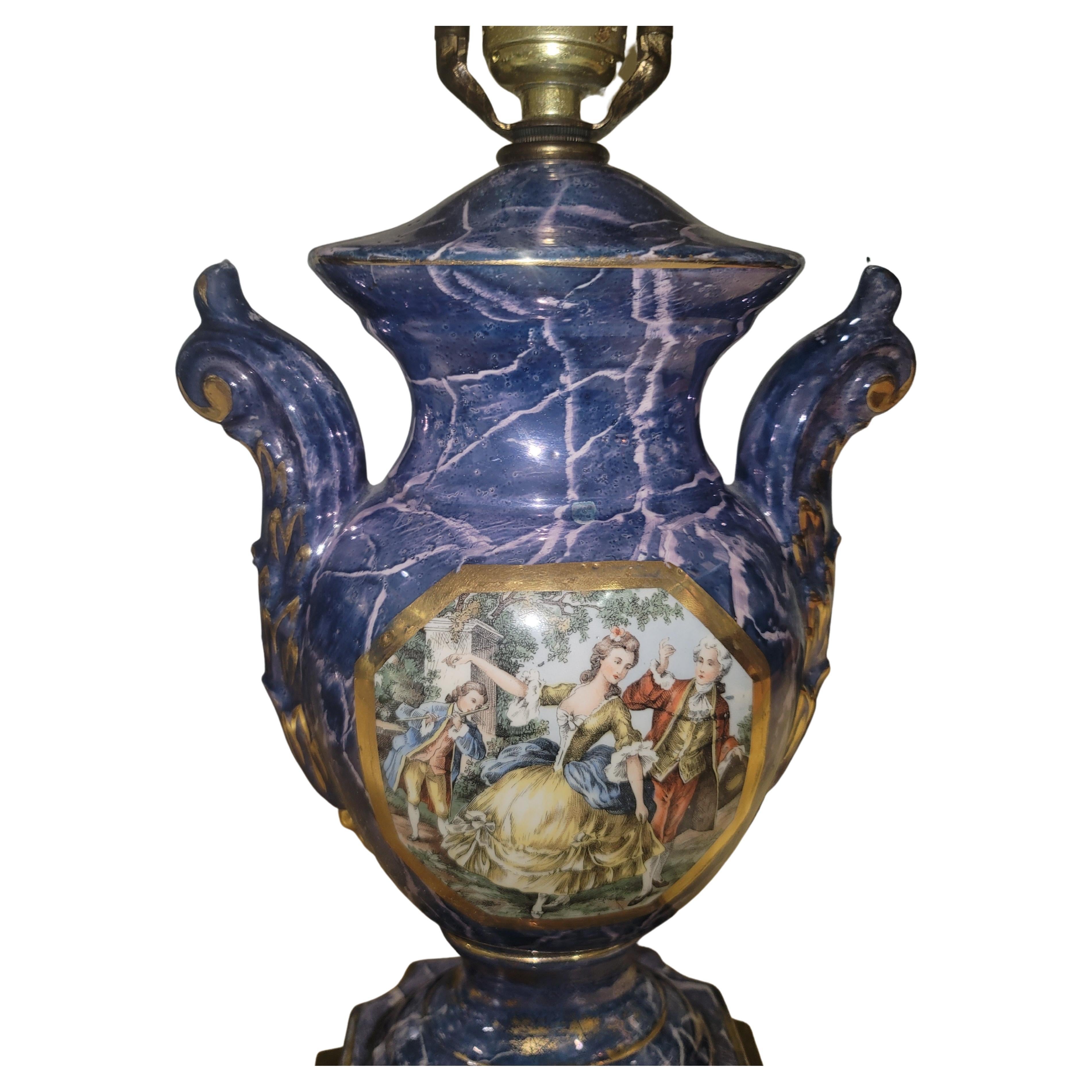 Doré Paire de pièces françaises Louis XVI du 19ème siècle  Lampes en porcelaine de Sèvres en vente