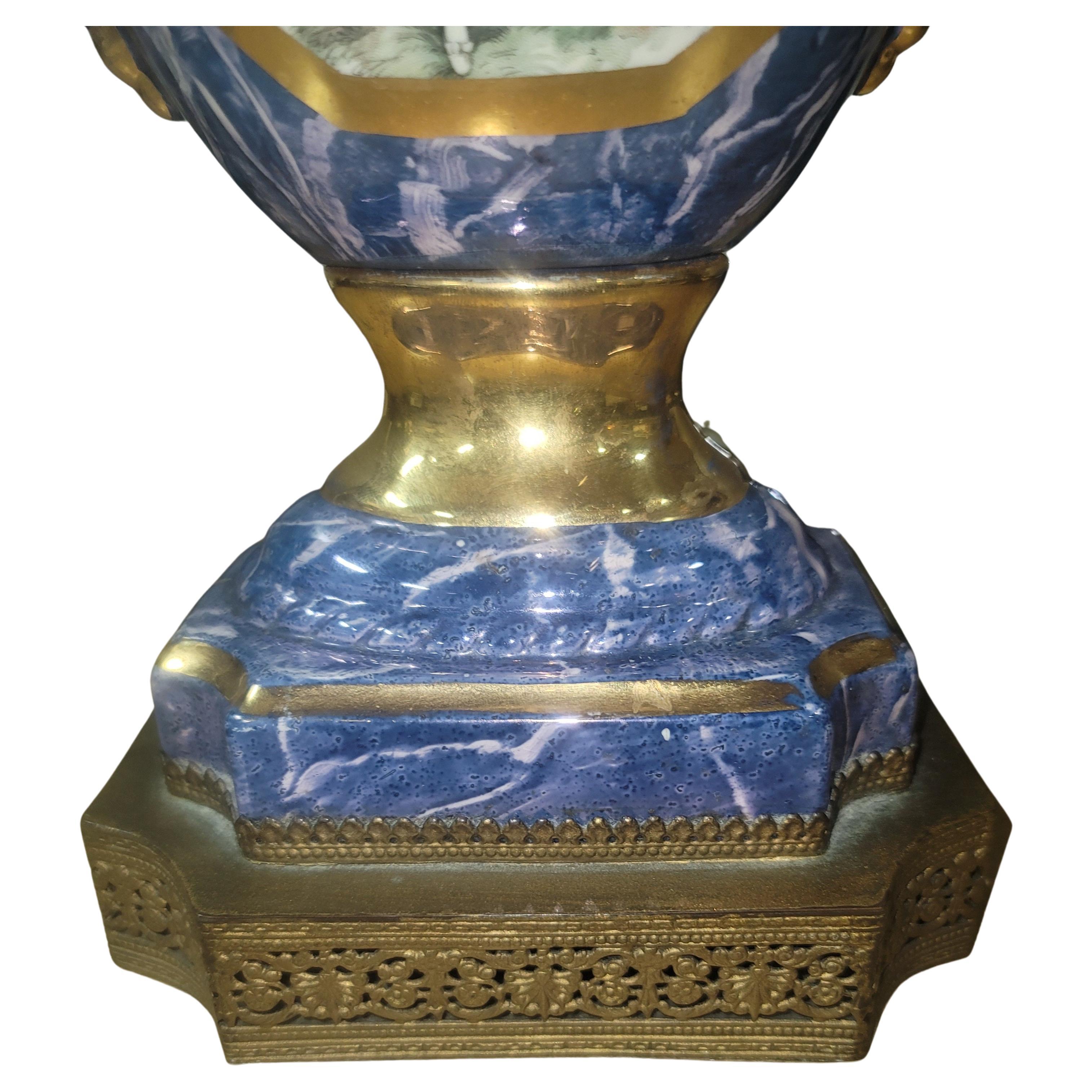 Porcelaine Paire de pièces françaises Louis XVI du 19ème siècle  Lampes en porcelaine de Sèvres en vente