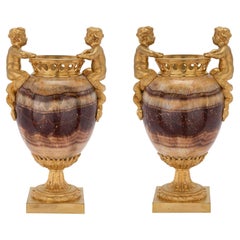 Paire d'urnes françaises Louis XVI du 19ème siècle en agate et bronze doré