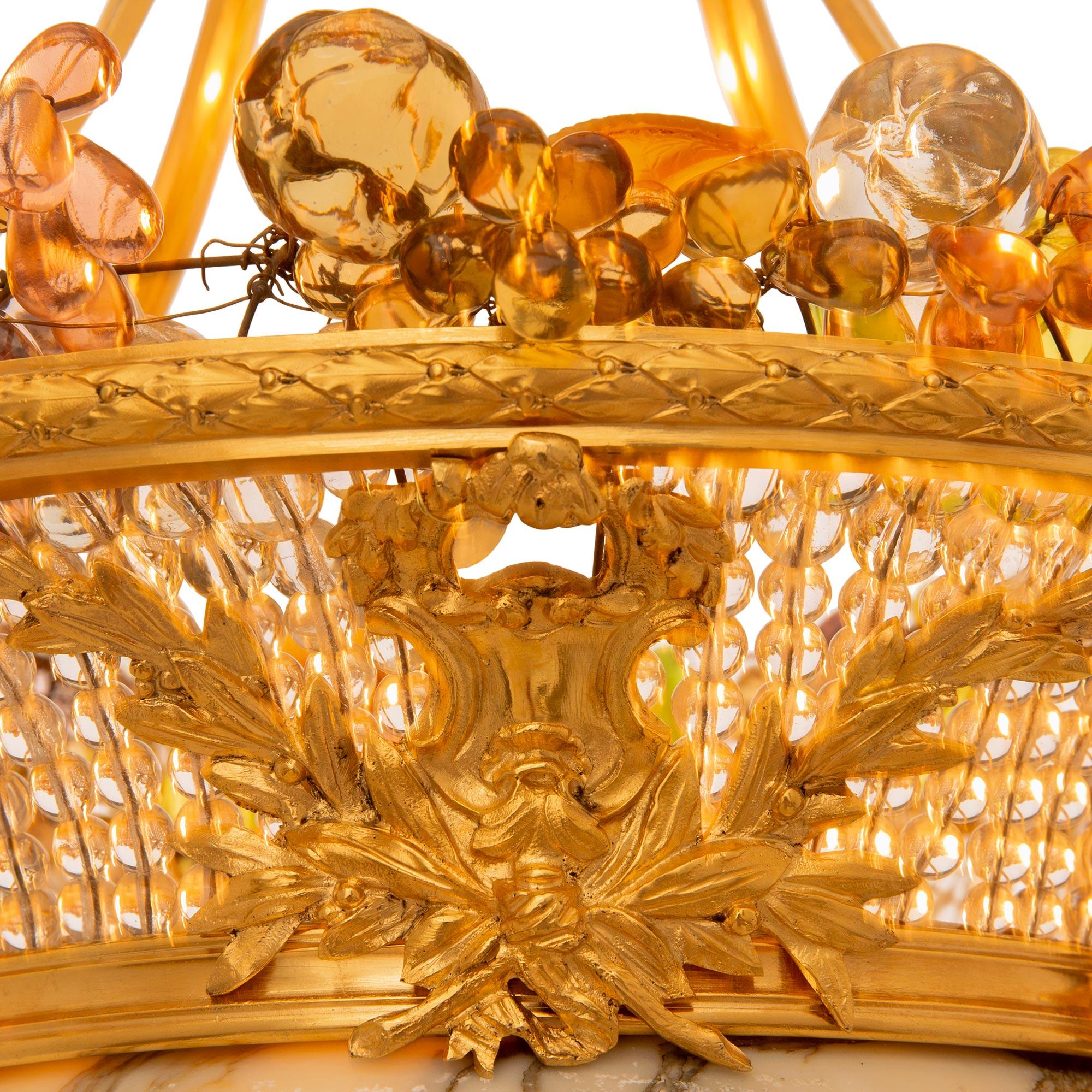 Vetro Coppia di lampadari francesi del XIX secolo in stile Luigi XVI in alabastro e ormolu in vendita
