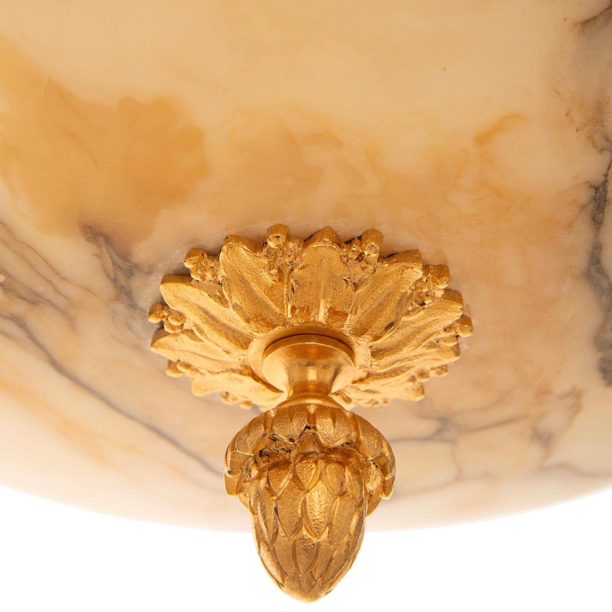 Coppia di lampadari francesi del XIX secolo in stile Luigi XVI in alabastro e ormolu in vendita 3