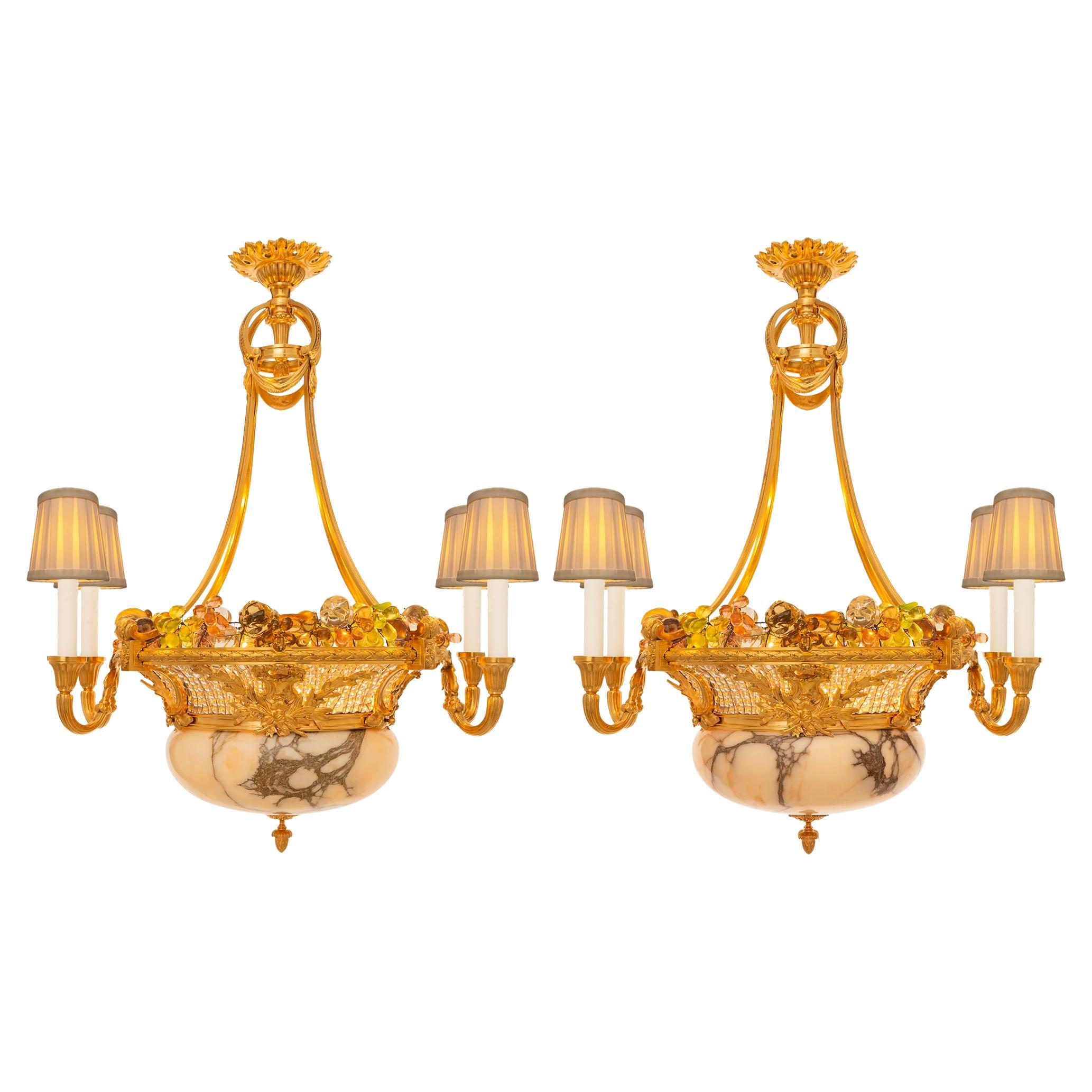 Coppia di lampadari francesi del XIX secolo in stile Luigi XVI in alabastro e ormolu in vendita