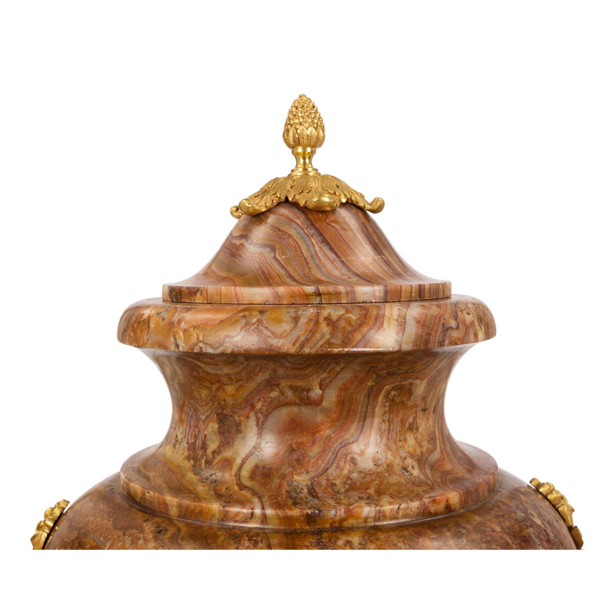 Coppia di urne con coperchio in alabastro fiorito e ormolu del XIX secolo Luigi XVI In condizioni buone in vendita a West Palm Beach, FL
