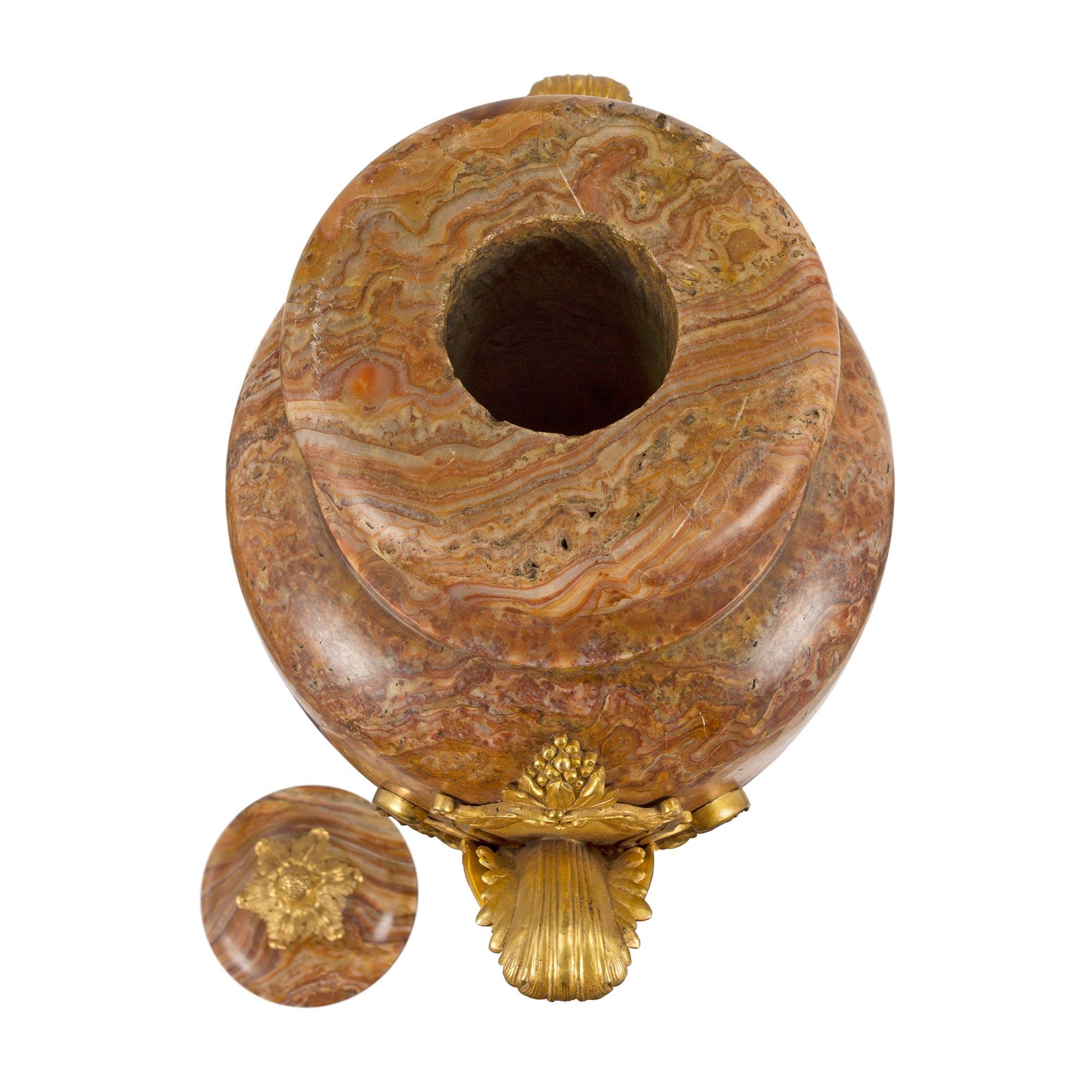 Coppia di urne con coperchio in alabastro fiorito e ormolu del XIX secolo Luigi XVI in vendita 1