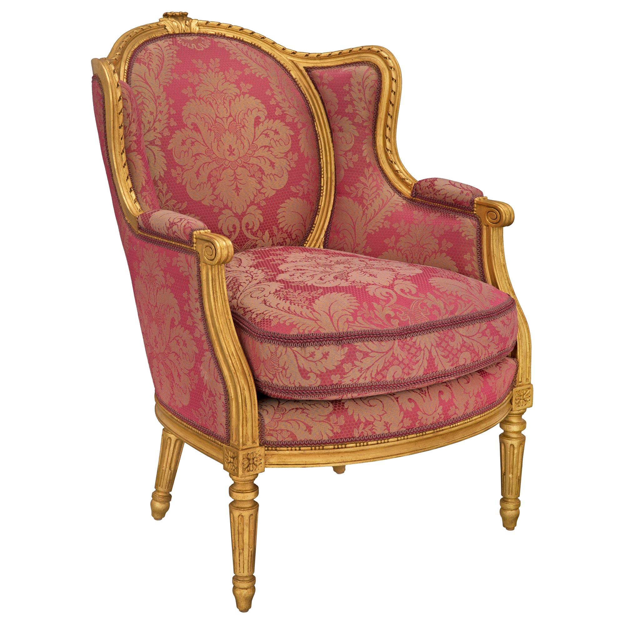 Ein sehr elegantes und hochwertiges Paar französischer Sessel aus vergoldetem Holz im Stil Louis XVI aus dem 19. Jeder Stuhl steht auf feinen, runden, konisch zulaufenden, kannelierten Beinen mit schönen, topieförmigen Füßen, gesprenkelten