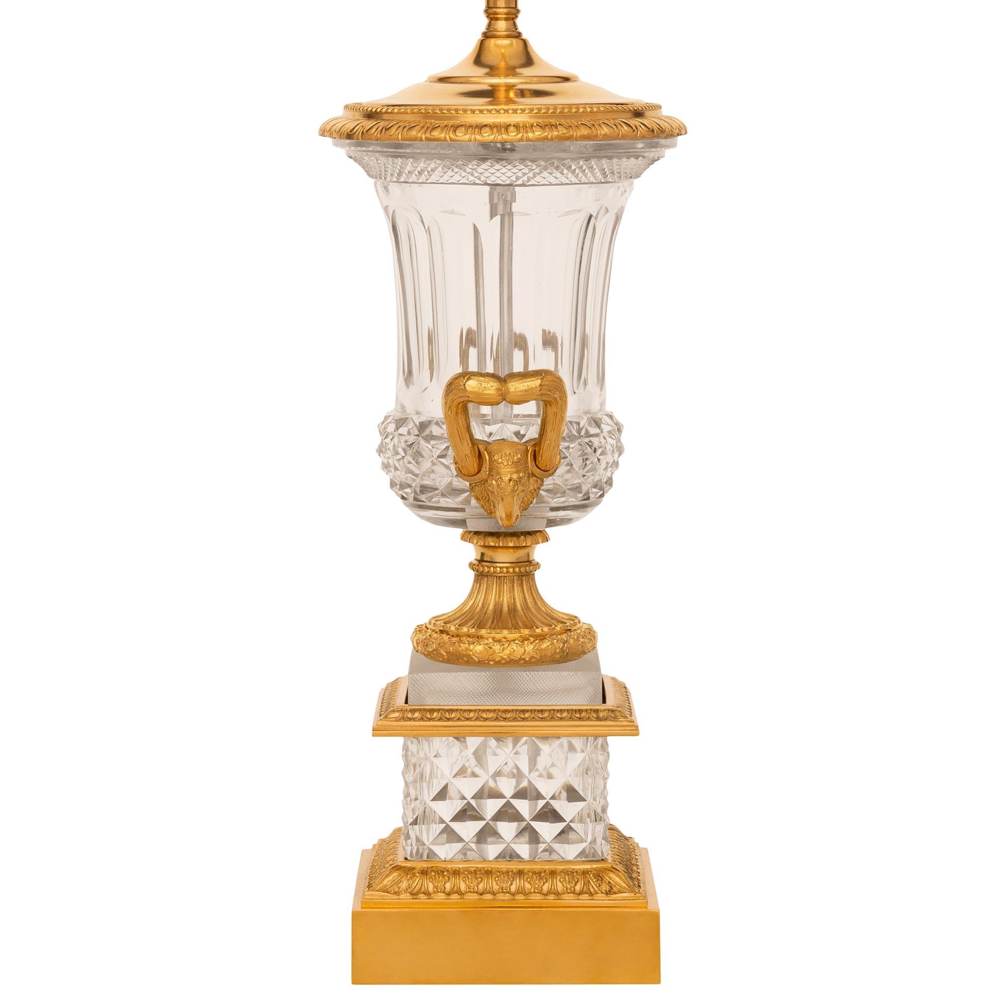 Paar französische Lampen aus Baccarat-Kristall und Ormolu im Stil Louis XVI des 19. (Louis XVI.) im Angebot